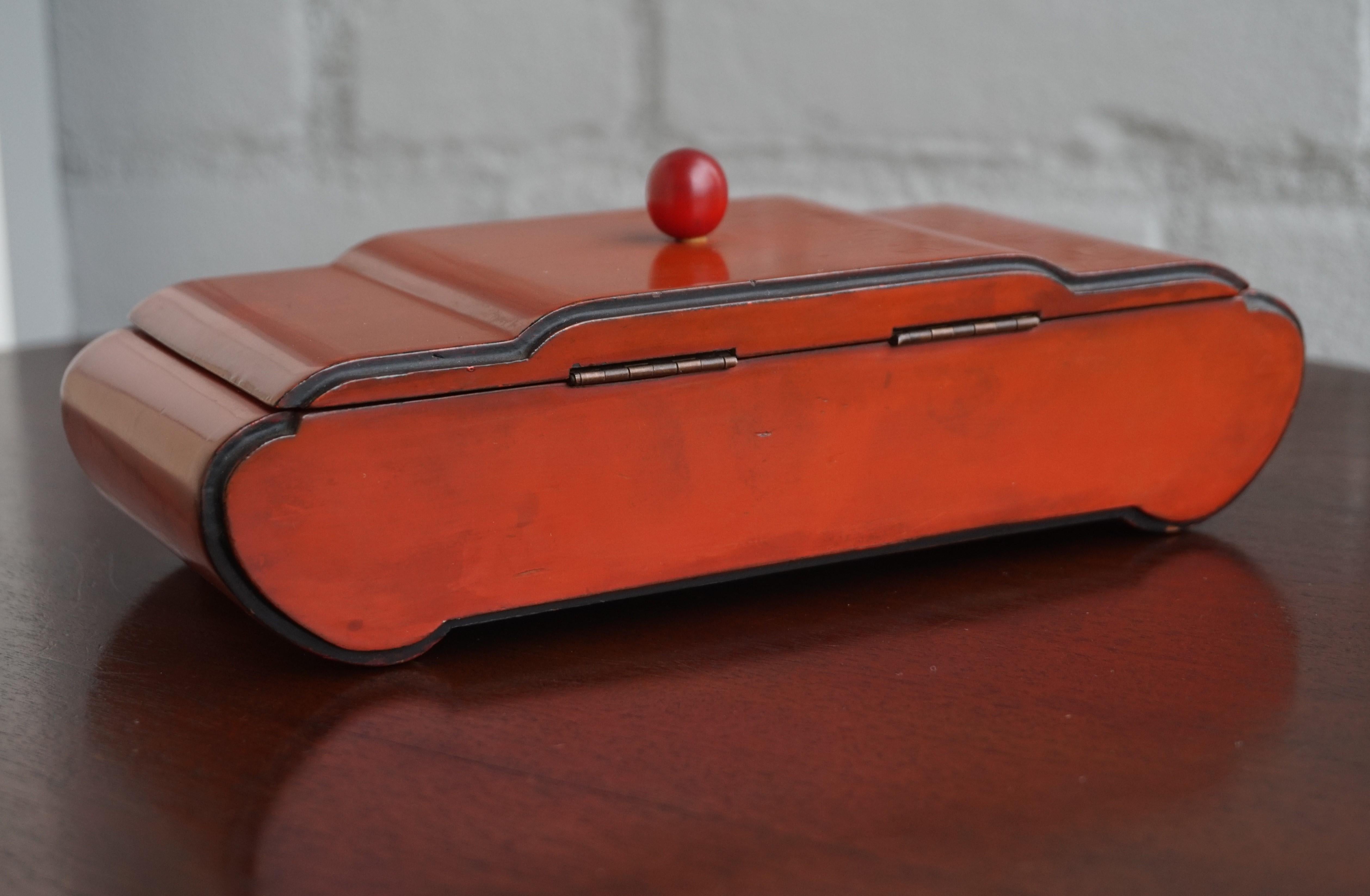 Great Design and Excellent Condition 1920s Red Lacquered Wooden Art Deco Box For Sale 7