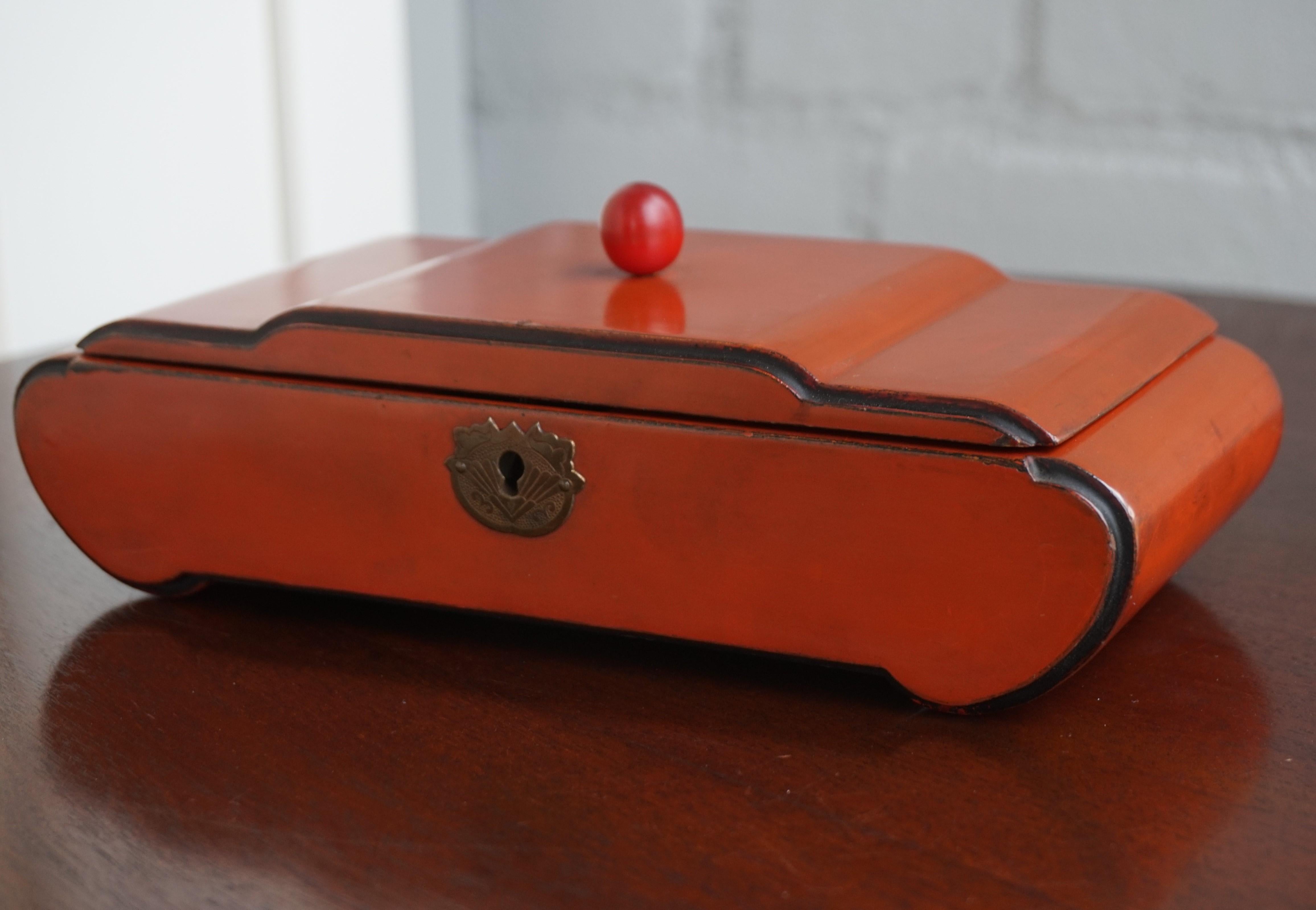 Great Design and Excellent Condition 1920s Red Lacquered Wooden Art Deco Box For Sale 9