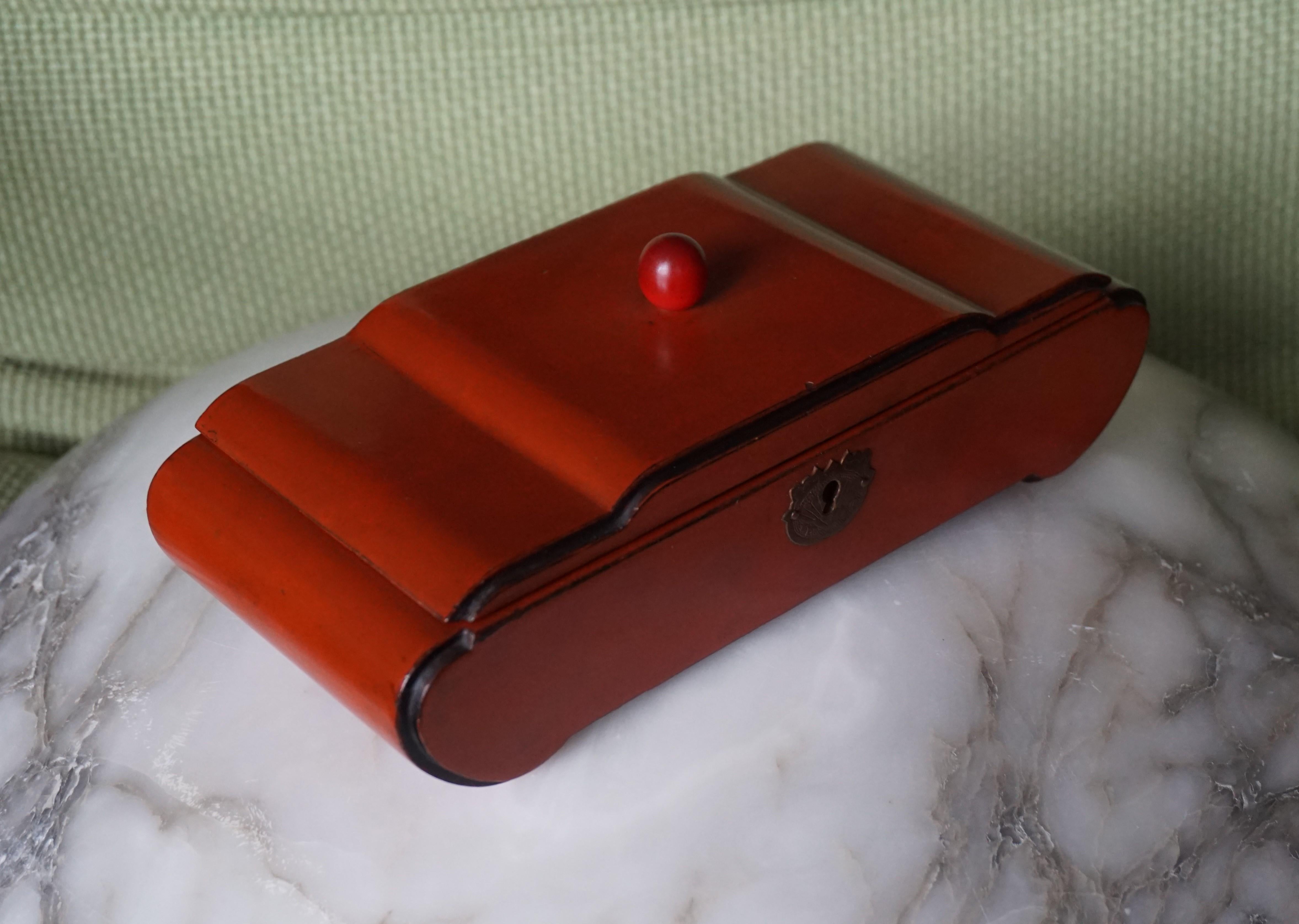 Great Design and Excellent Condition 1920s Red Lacquered Wooden Art Deco Box For Sale 10