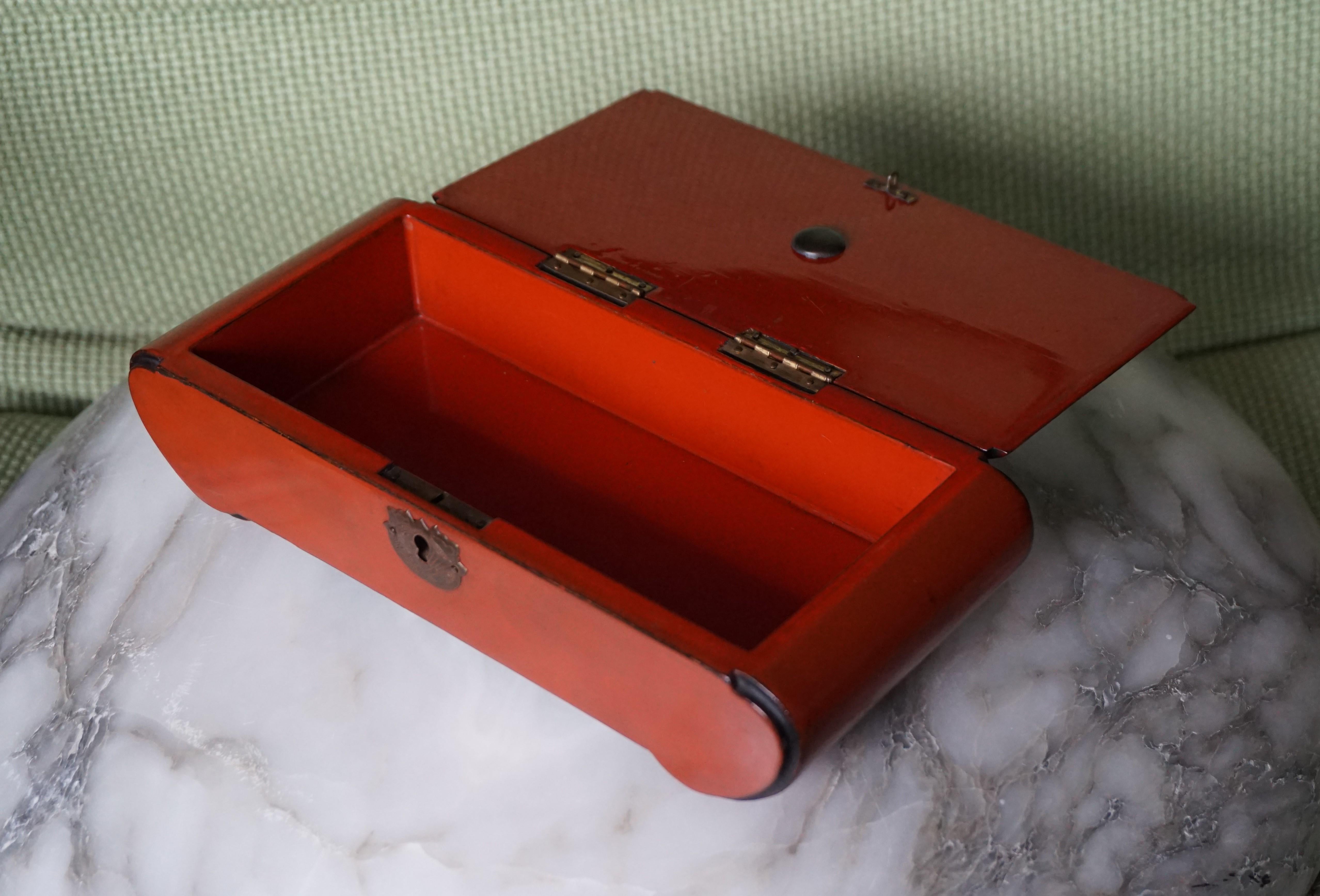 Great Design and Excellent Condition 1920s Red Lacquered Wooden Art Deco Box For Sale 11