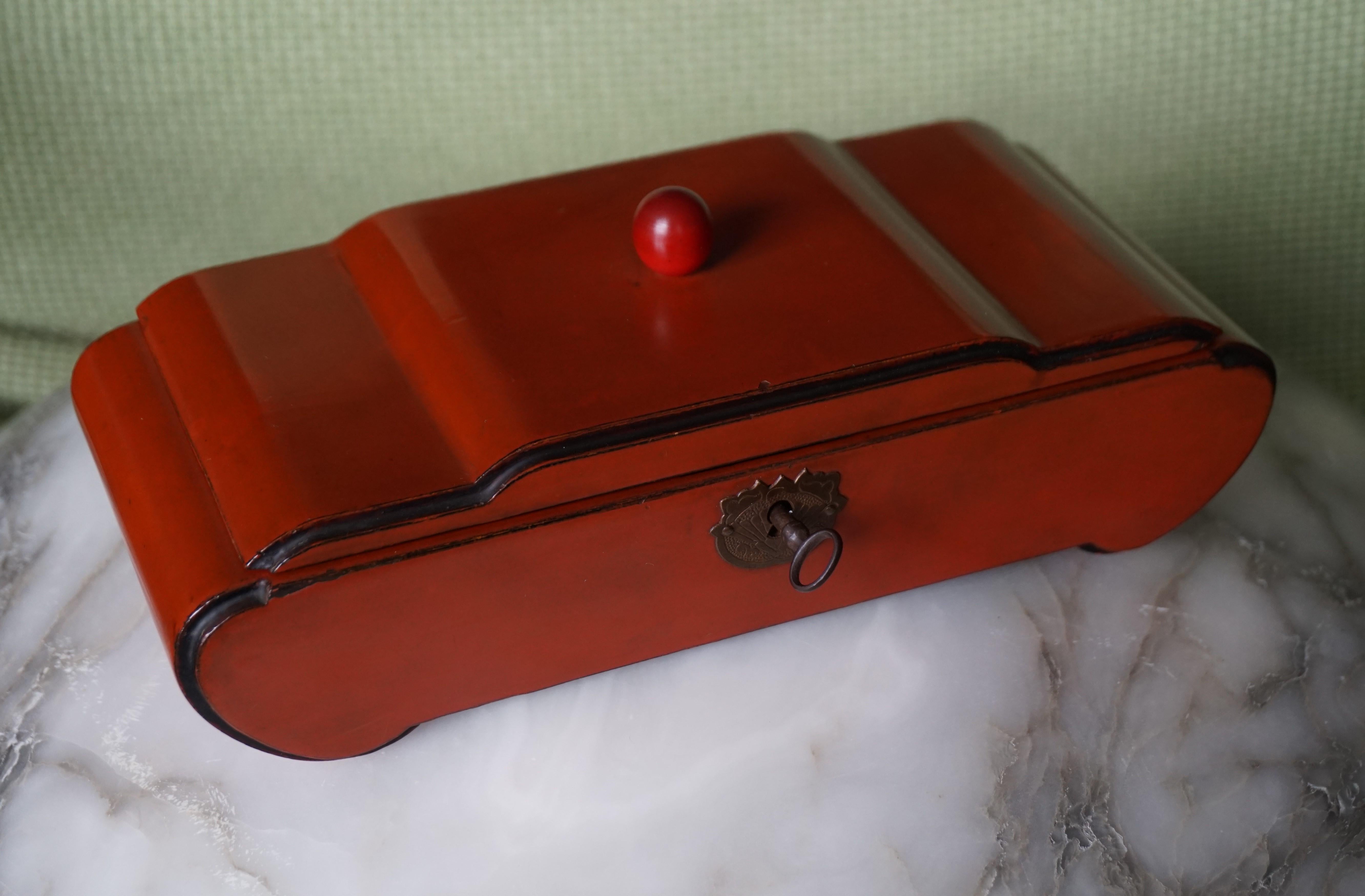 European Great Design and Excellent Condition 1920s Red Lacquered Wooden Art Deco Box For Sale