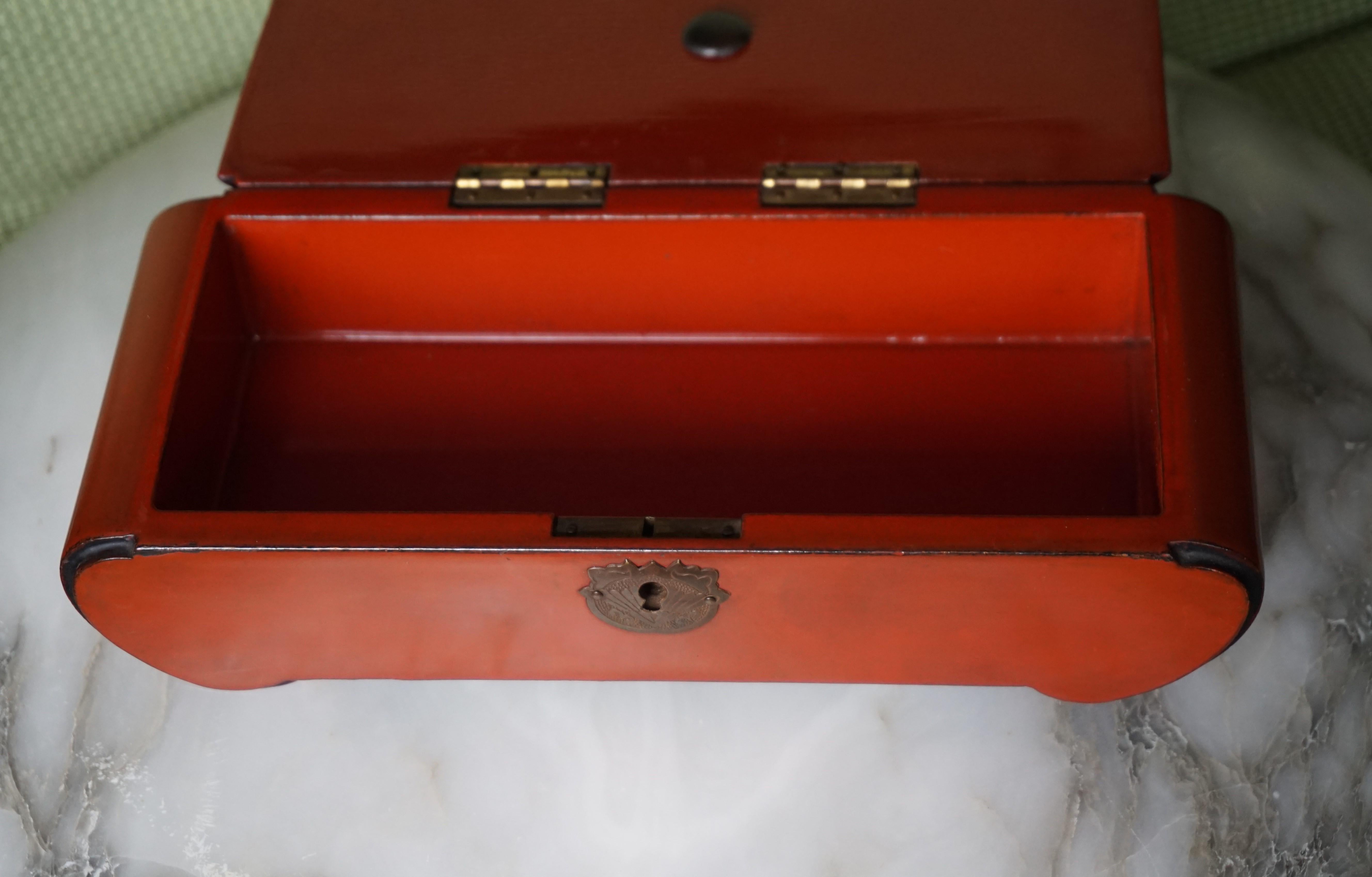 Great Design and Excellent Condition 1920s Red Lacquered Wooden Art Deco Box For Sale 1
