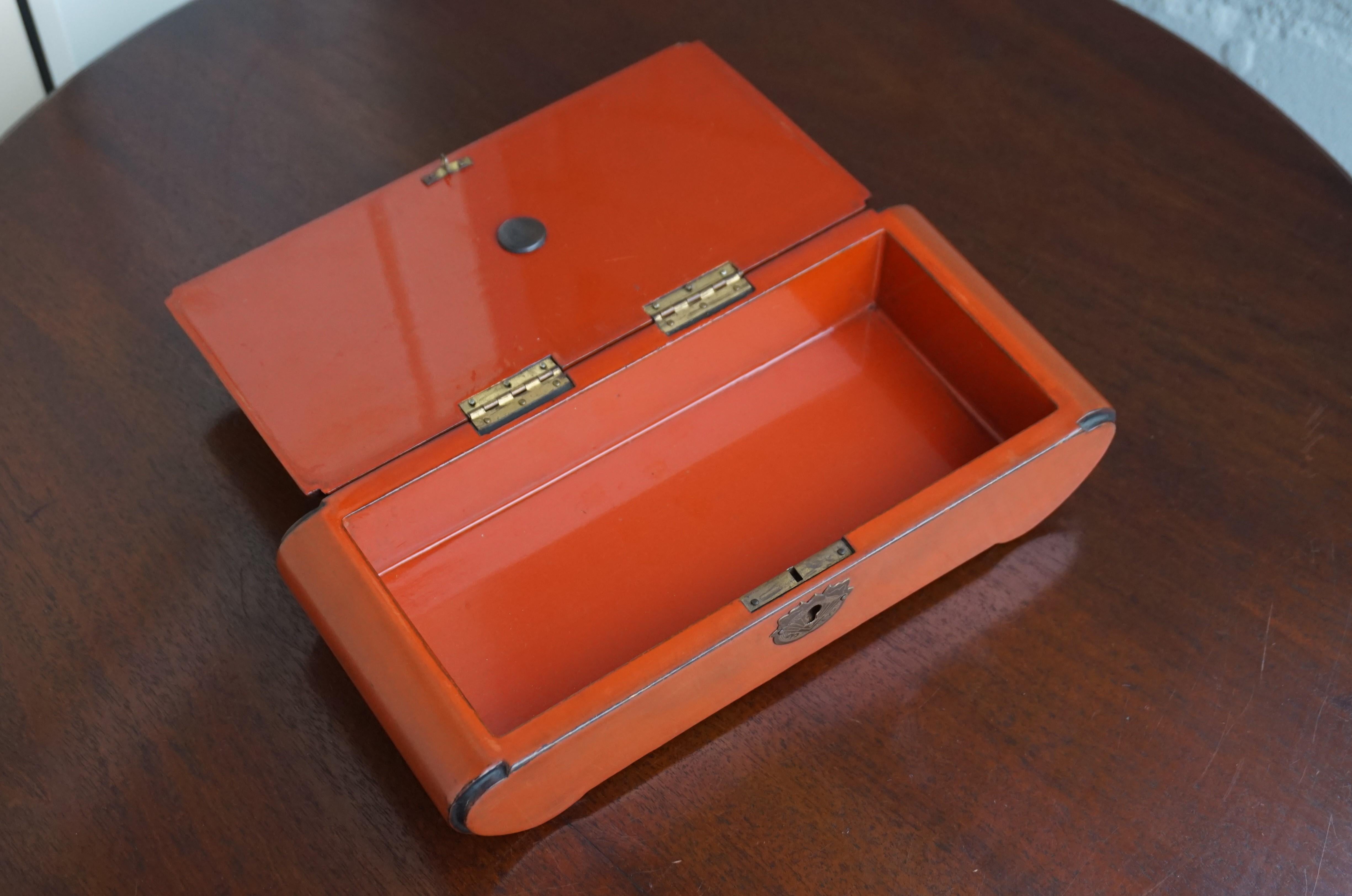 Great Design and Excellent Condition 1920s Red Lacquered Wooden Art Deco Box For Sale 2