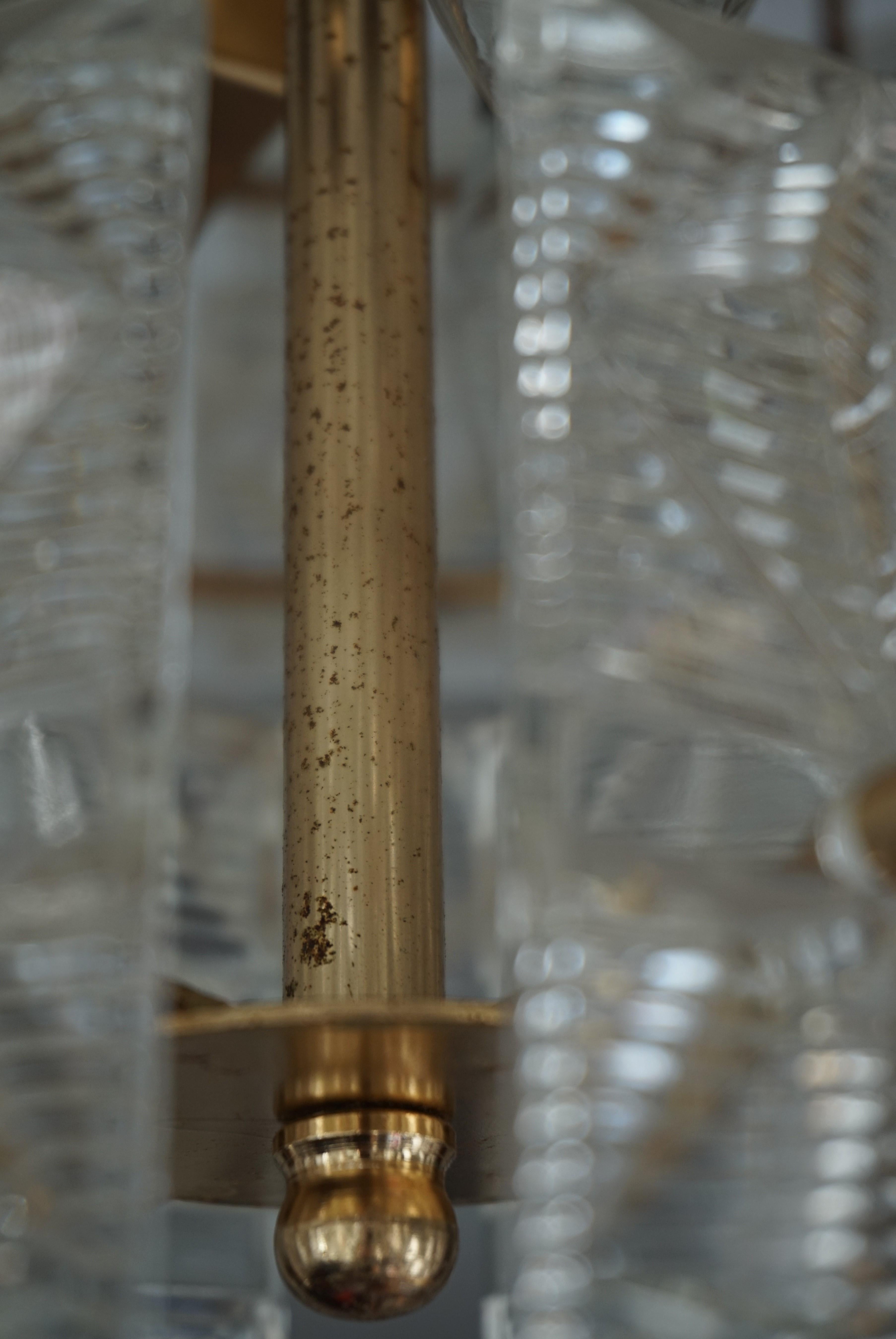 Lampe à suspension moderne du milieu du siècle en verre et laiton:: très design et de taille pratique 6