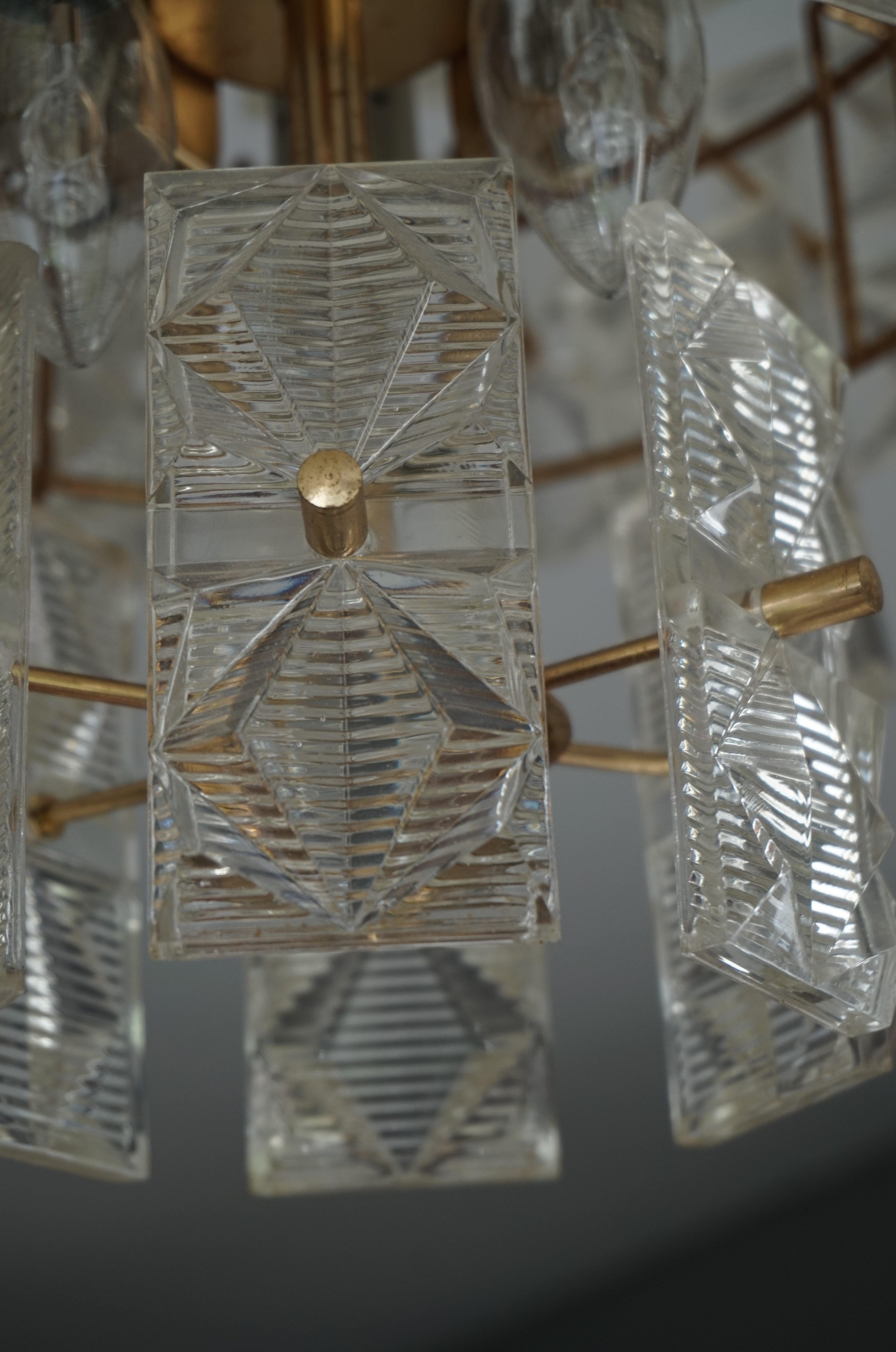 Lampe à suspension moderne du milieu du siècle en verre et laiton:: très design et de taille pratique 9