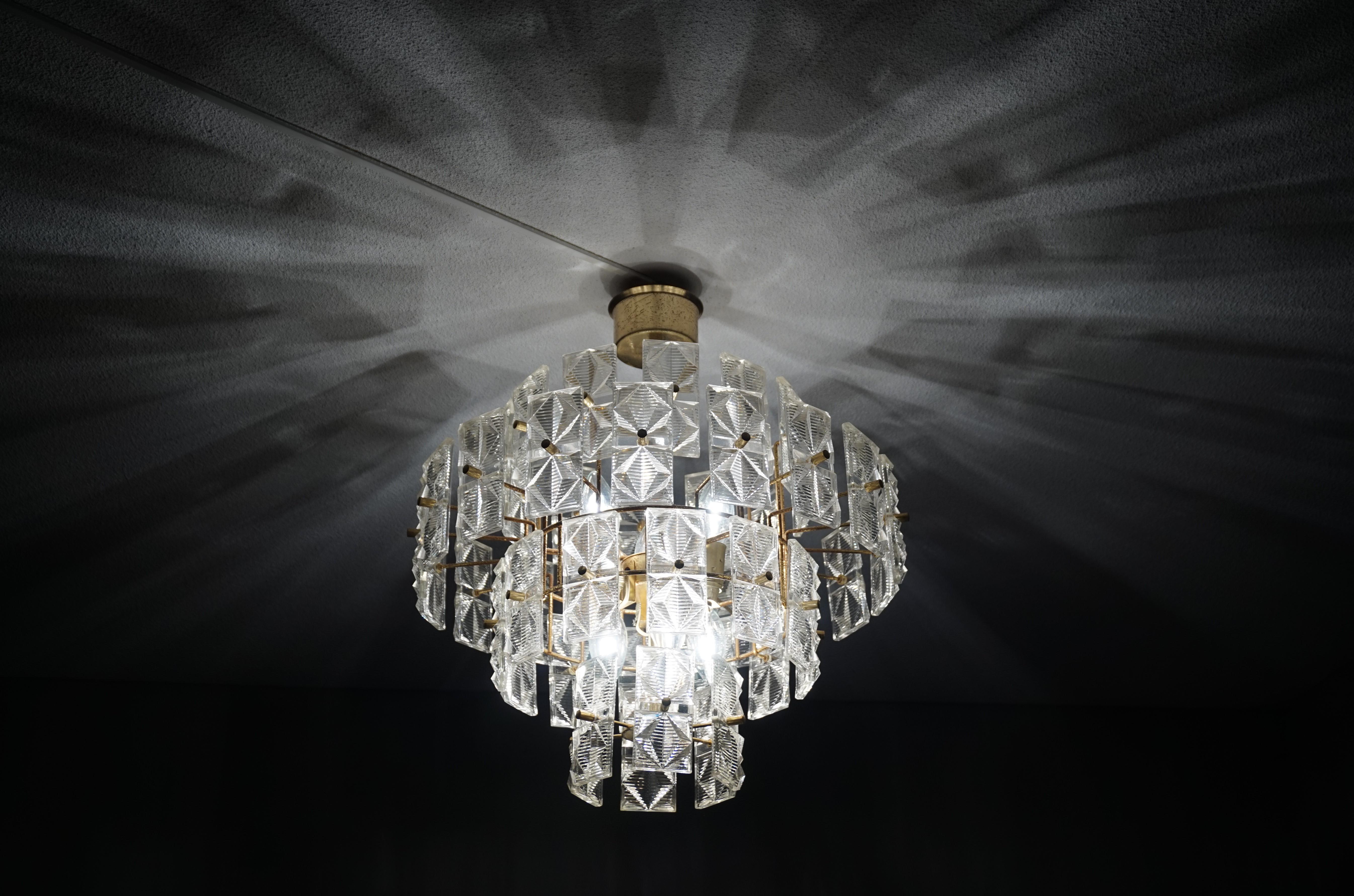 Mid-Century Modern Lampe à suspension moderne du milieu du siècle en verre et laiton:: très design et de taille pratique