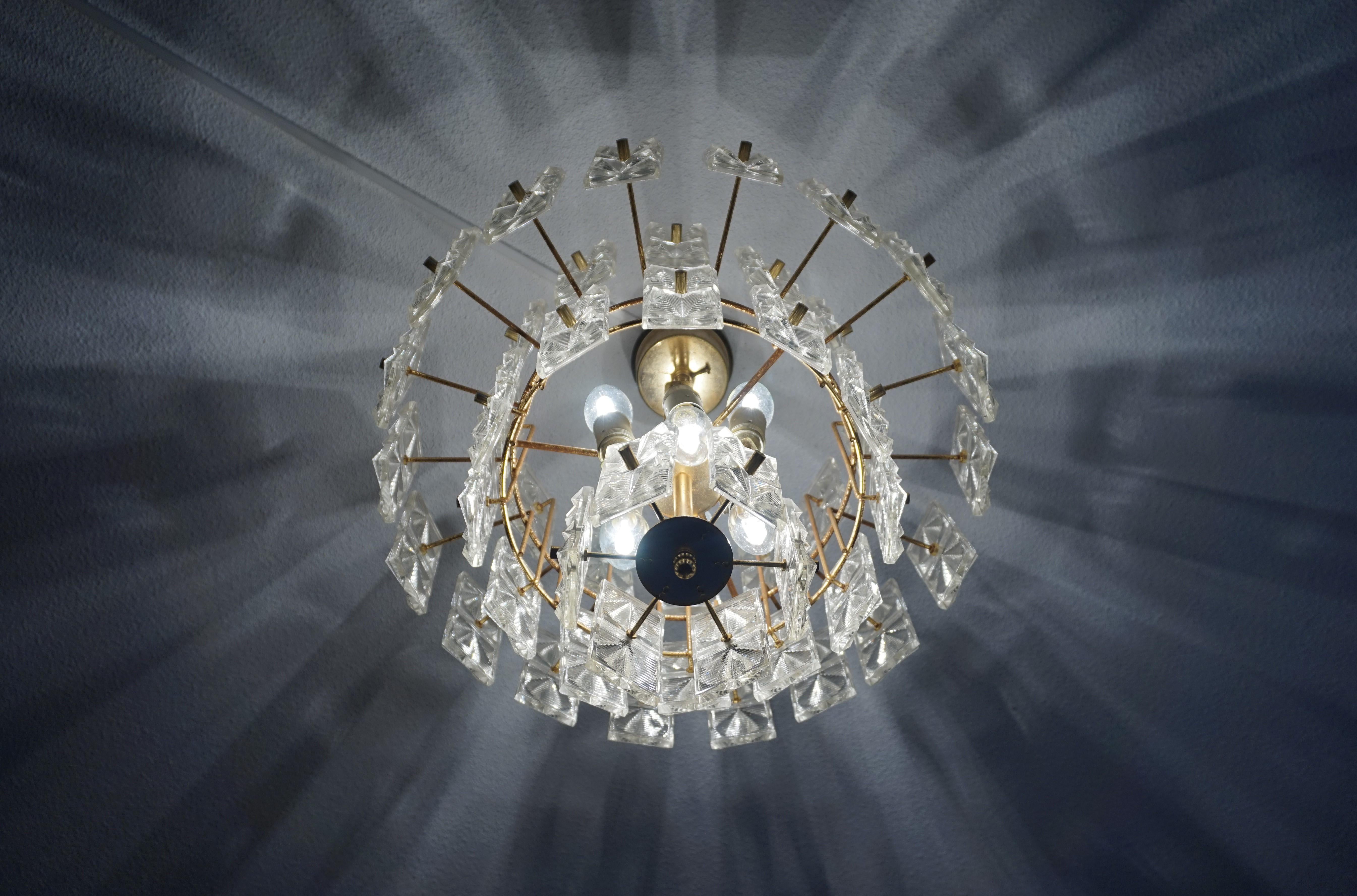 Laiton Lampe à suspension moderne du milieu du siècle en verre et laiton:: très design et de taille pratique