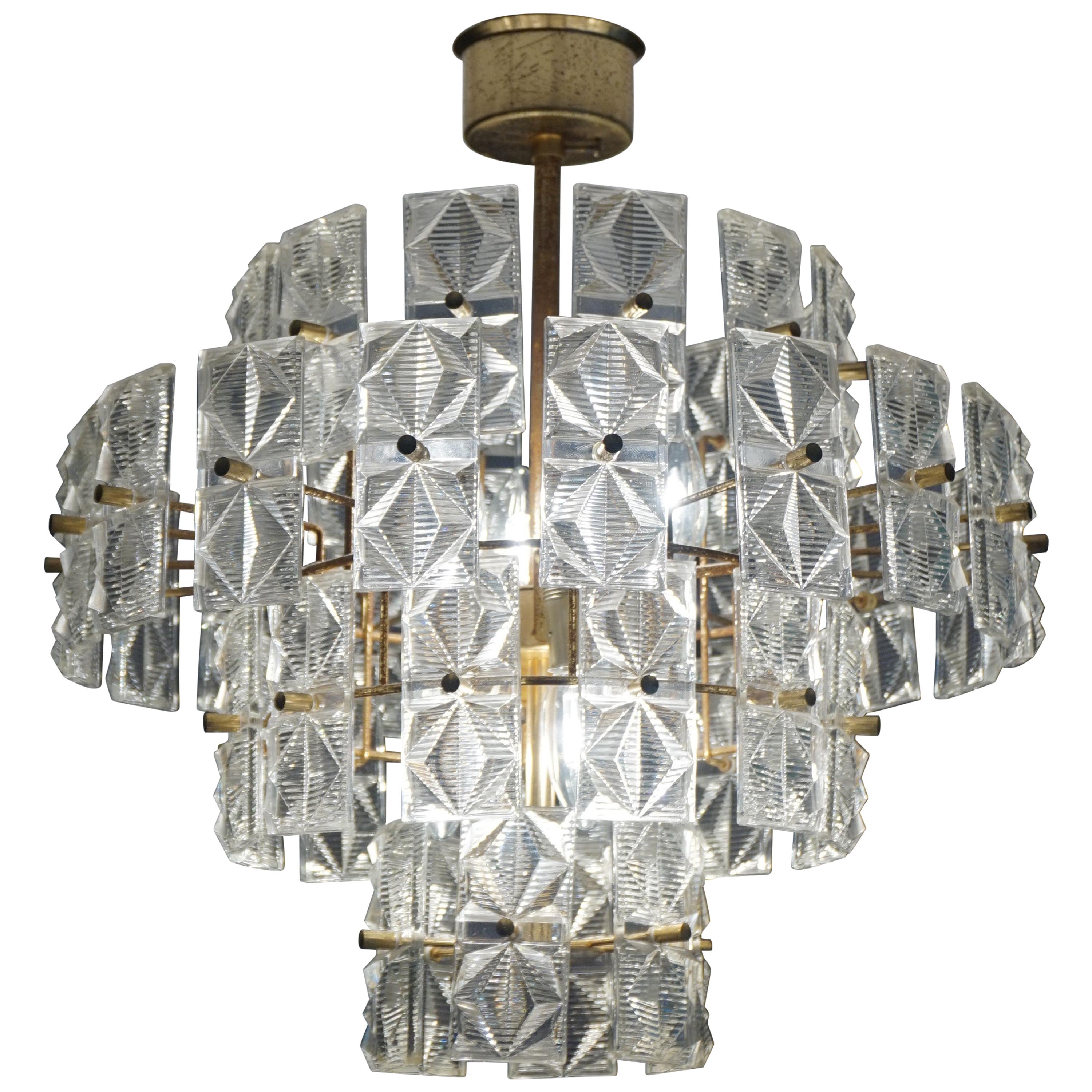 Lampe à suspension moderne du milieu du siècle en verre et laiton:: très design et de taille pratique