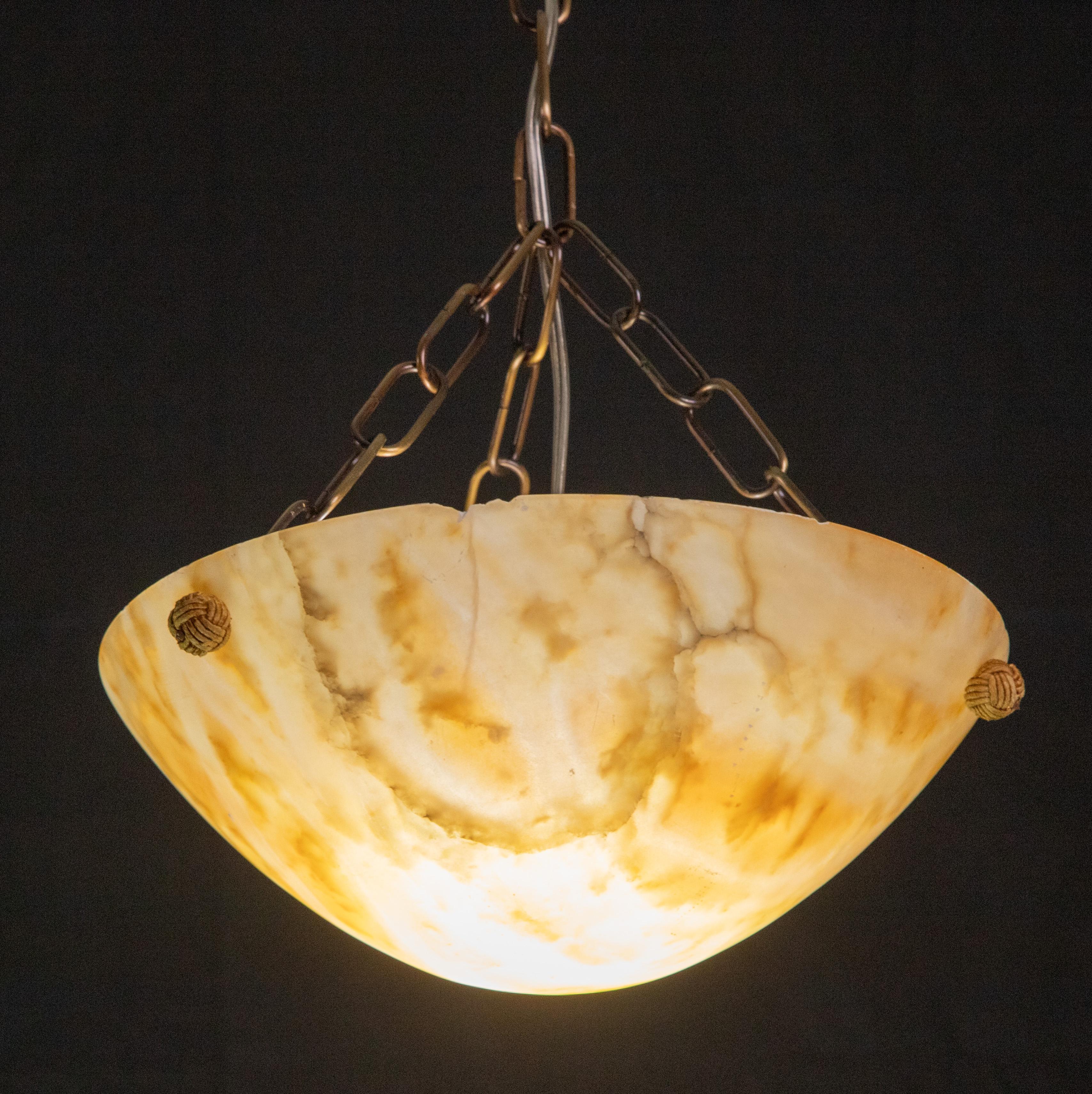 Alabaster-Kronleuchter orange Farbe.

Zeitraum: ca. 1940.

Der Kronleuchter ist 80 Zentimeter hoch, der Durchmesser beträgt 30 Zentimeter.

Der Stein ist komplett original, die Kette wurde ersetzt und ist neu, sie kann auf Wunsch gekürzt oder
