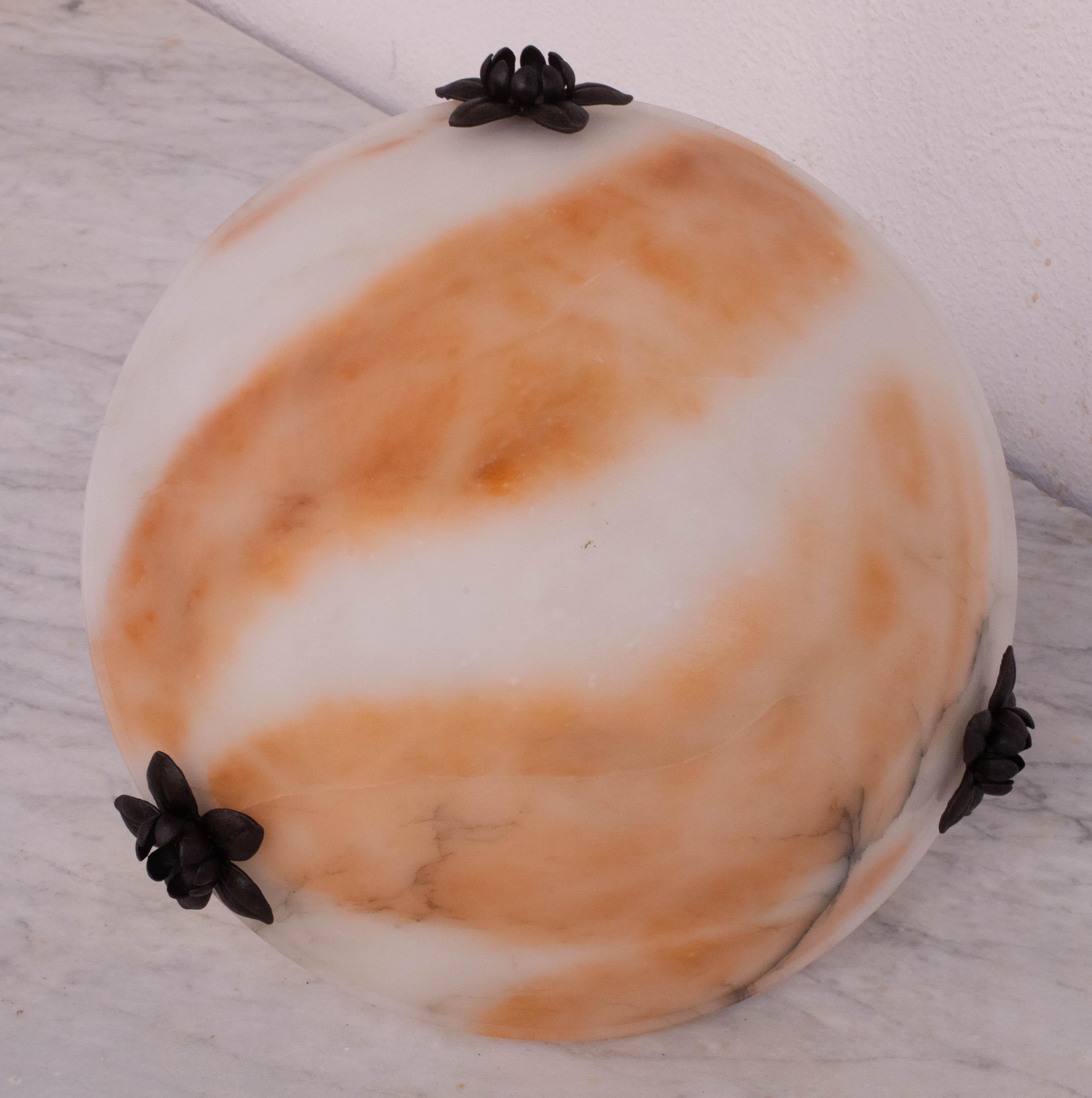 Metà XX secolo Lampadario di grande design Art Decò in alabastro bianco e arancione, 1950 in vendita