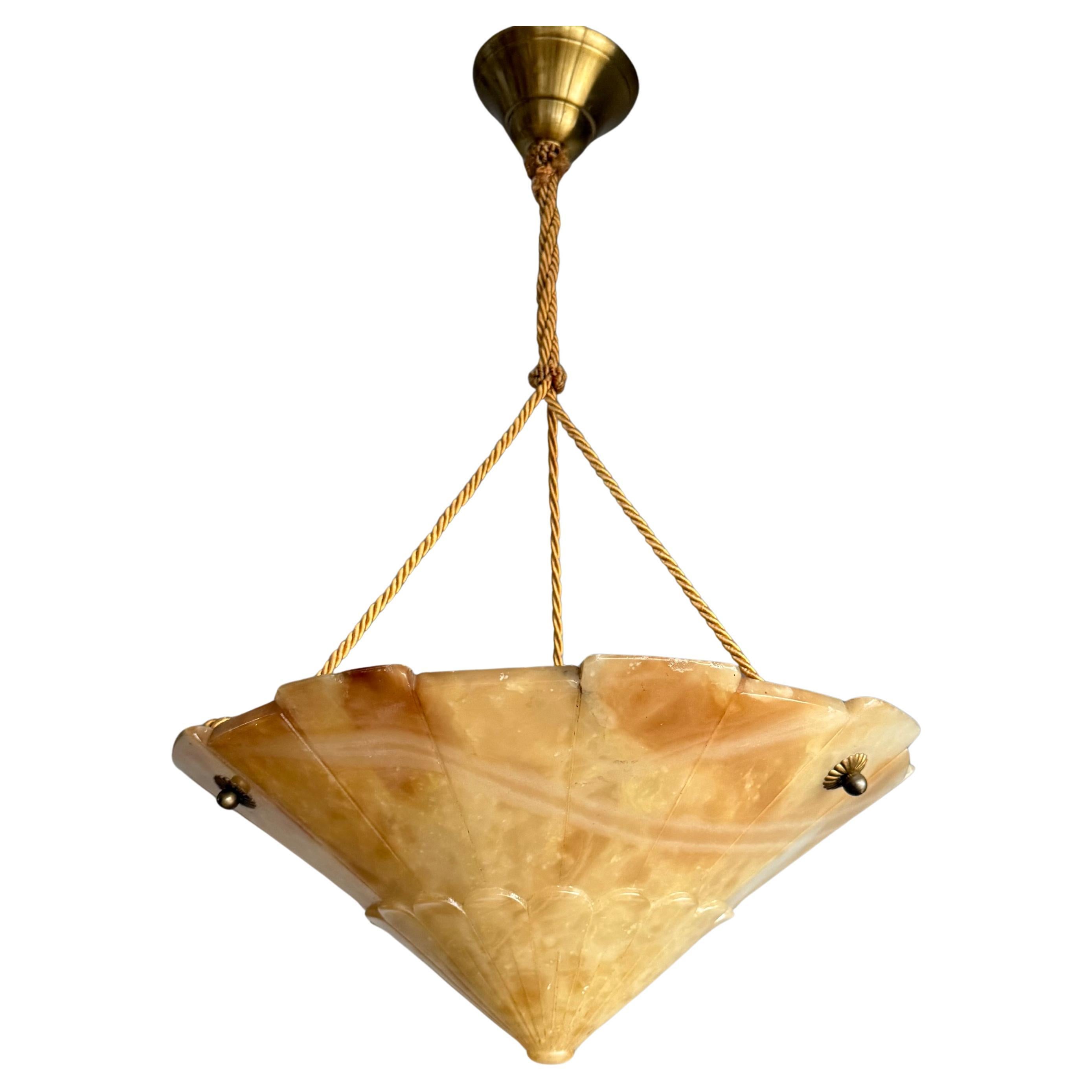 Rare et très élégant plafonnier en albâtre de grande qualité et design.

Ce rare luminaire Art Deco datant de l'apogée de l'époque de l'Art Deco européen est une autre de nos grandes trouvailles récentes et il illuminera lui aussi vos journées et