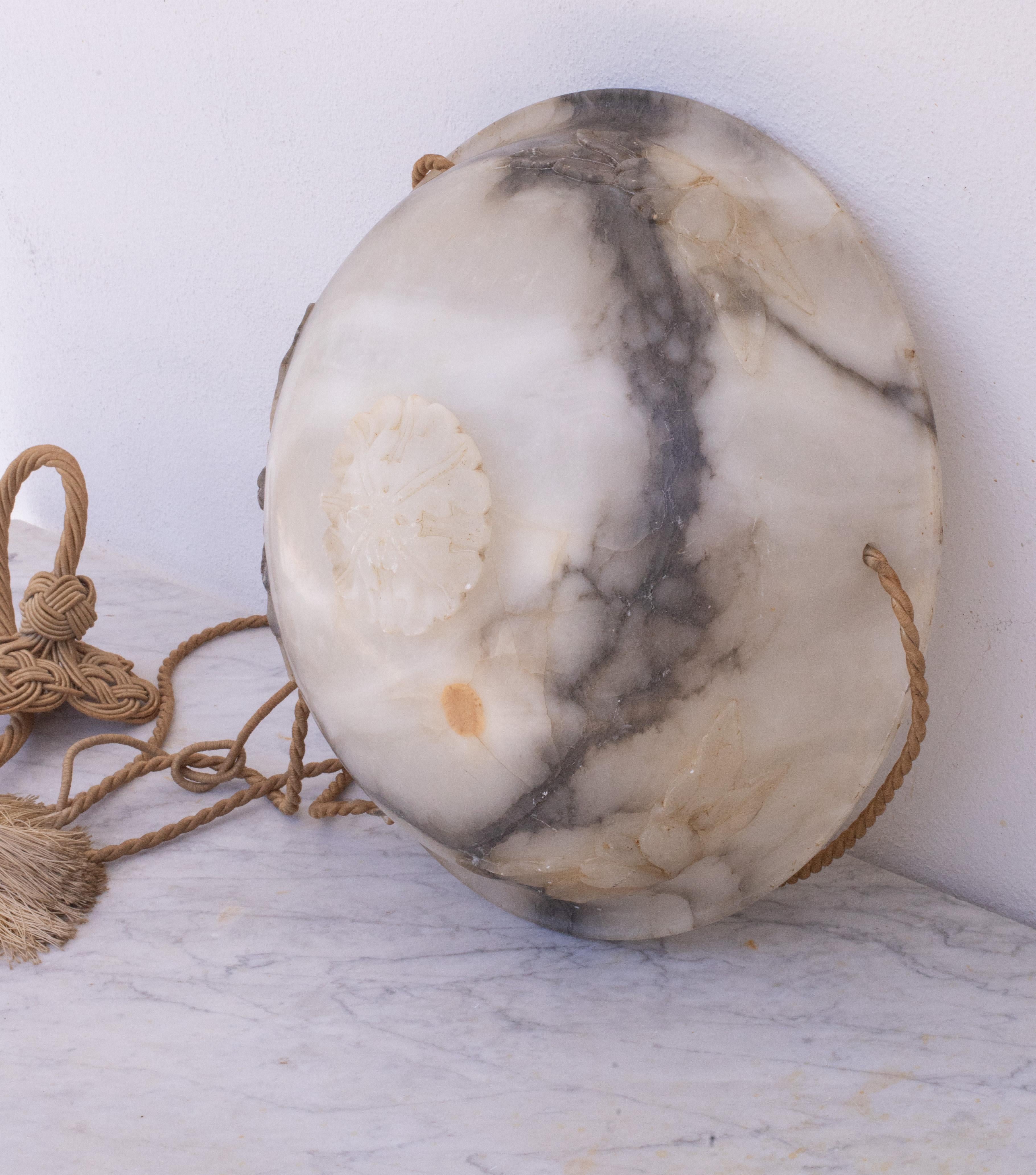 Extraordinary antique white alabaster hanging chandelier in Art Deco style, circa 1930s, decorated with alabaster floral motifs, one central and three on the edges, all original.
A unique piece in white alabaster, beautifully worked with shades and