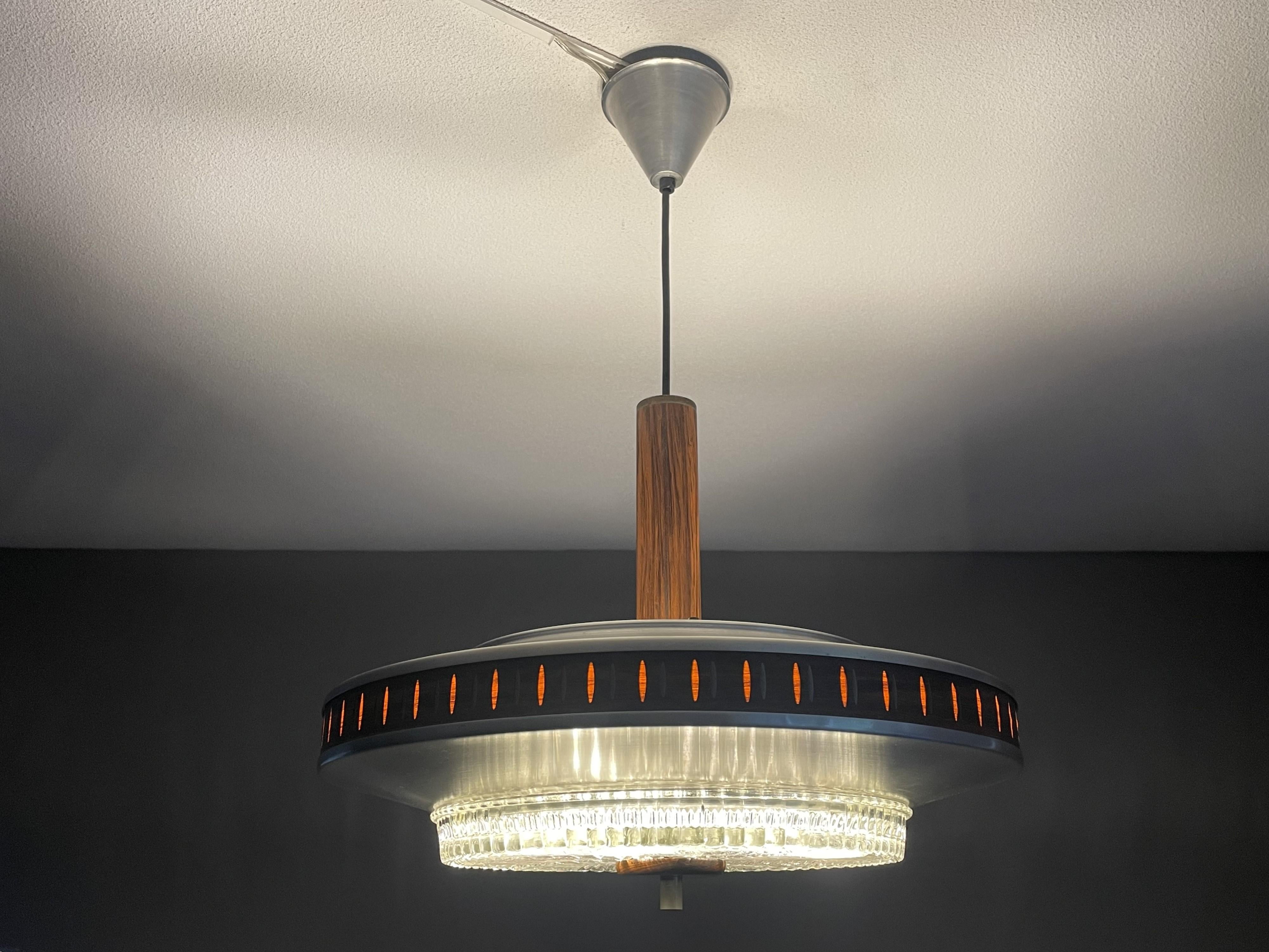 Merveilleux design, bonne taille et plafonnier midcentury au look très cool.

Si vous êtes un collectionneur d'antiquités de style et de design du milieu du siècle, cette élégante suspension datant d'environ 1970 pourrait être parfaite pour vous. Ce