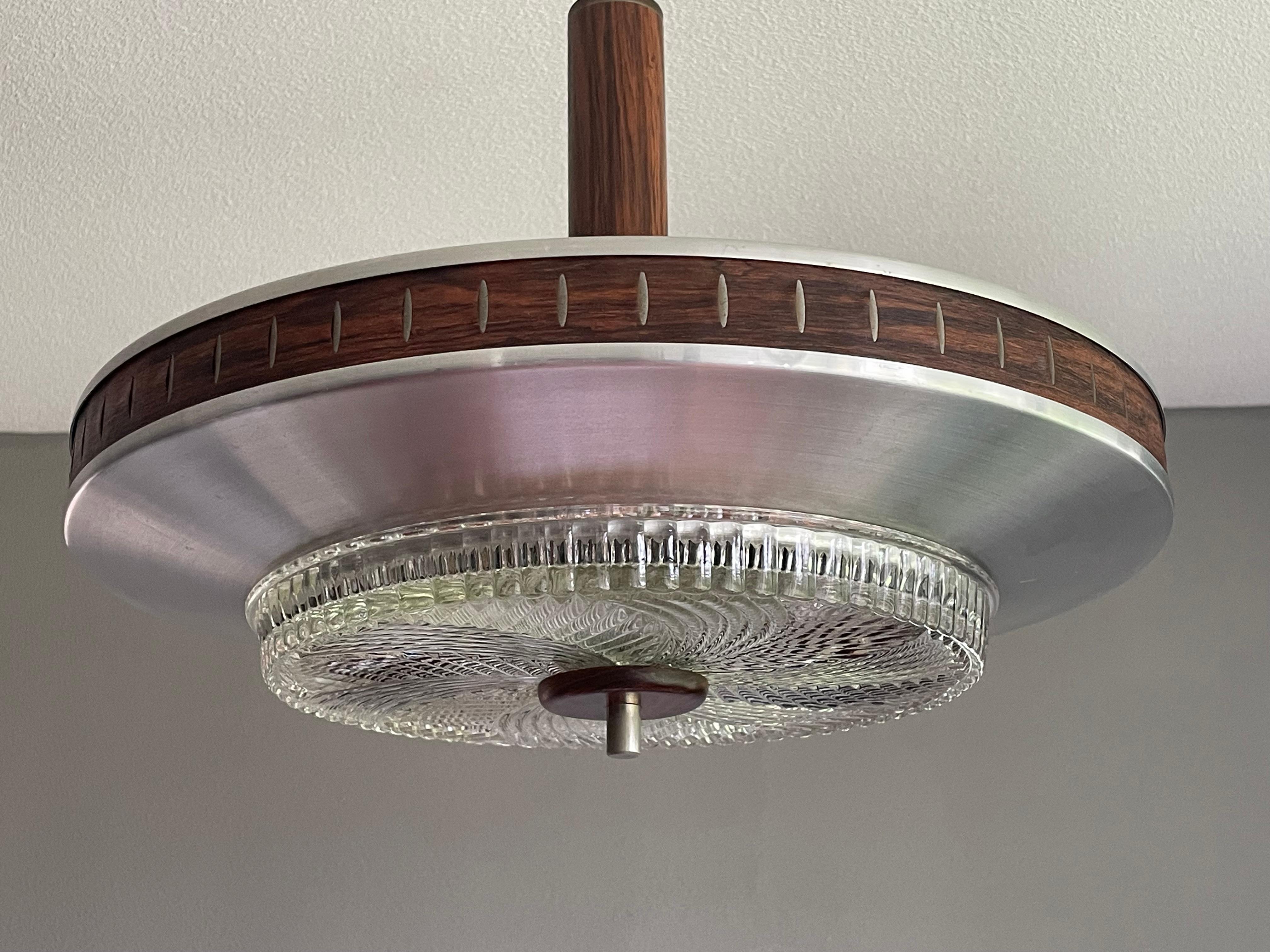 Mid-Century Modern Great Design Modern Mid-Century Glass & Brass & Wood Suspension Light Fixture 1970 (luminaire suspendu en verre, laiton et bois)