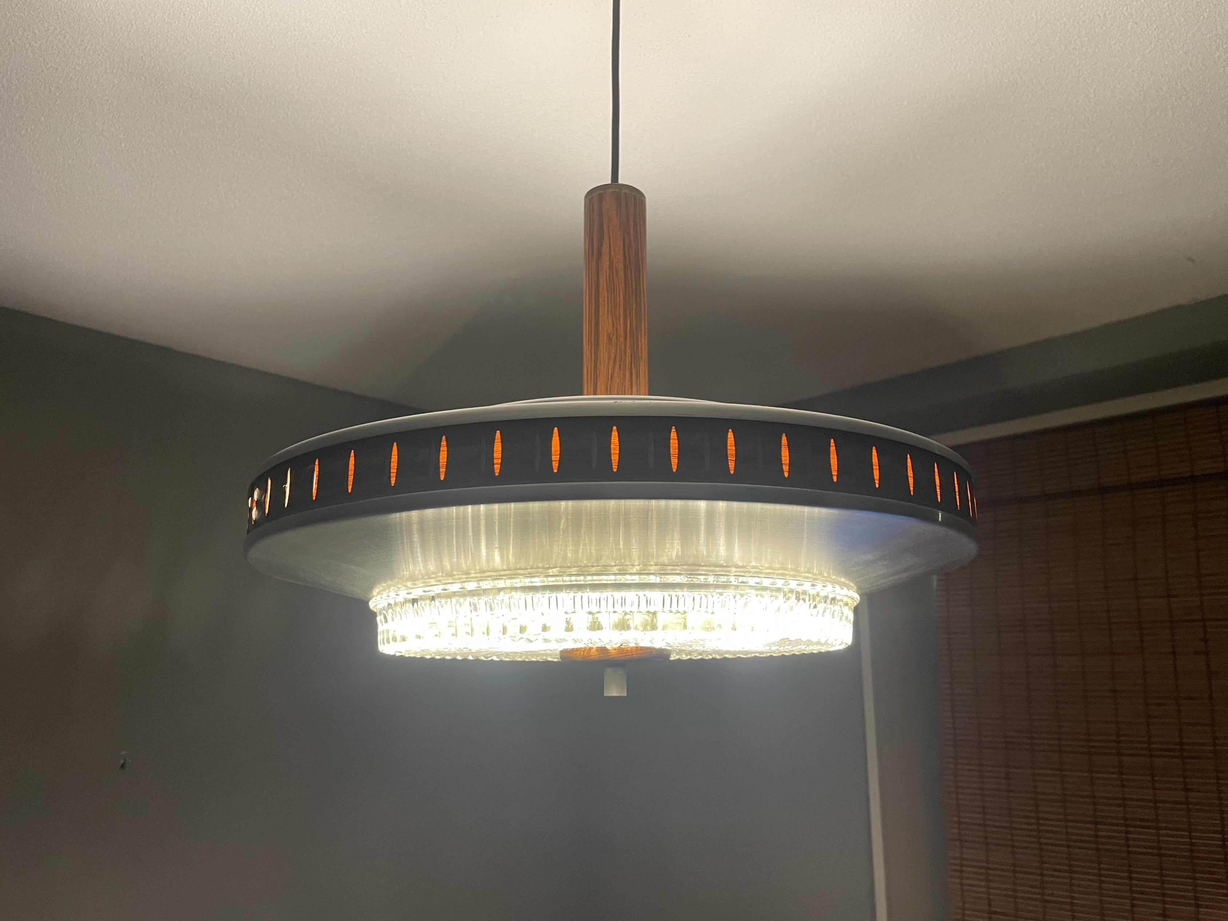 Européen Great Design Modern Mid-Century Glass & Brass & Wood Suspension Light Fixture 1970 (luminaire suspendu en verre, laiton et bois)