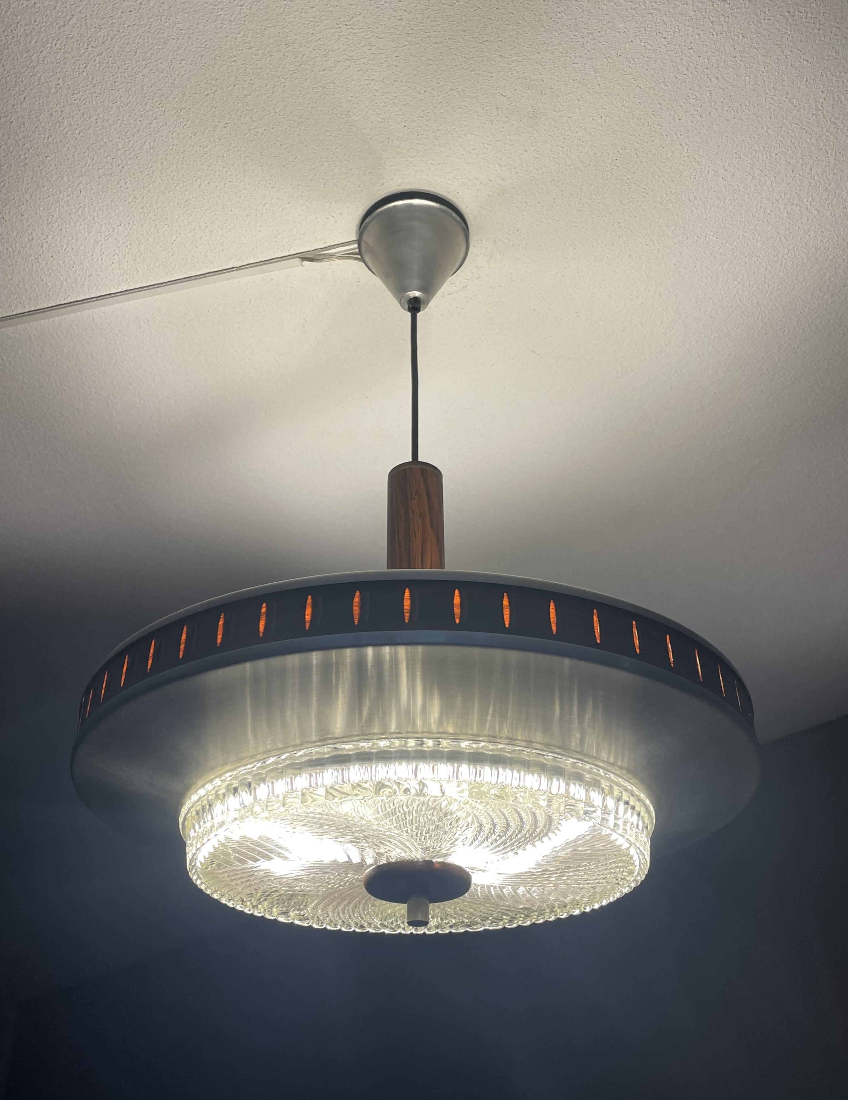 Great Design Modern Mid-Century Glass & Brass & Wood Suspension Light Fixture 1970 (luminaire suspendu en verre, laiton et bois) Bon état à Lisse, NL