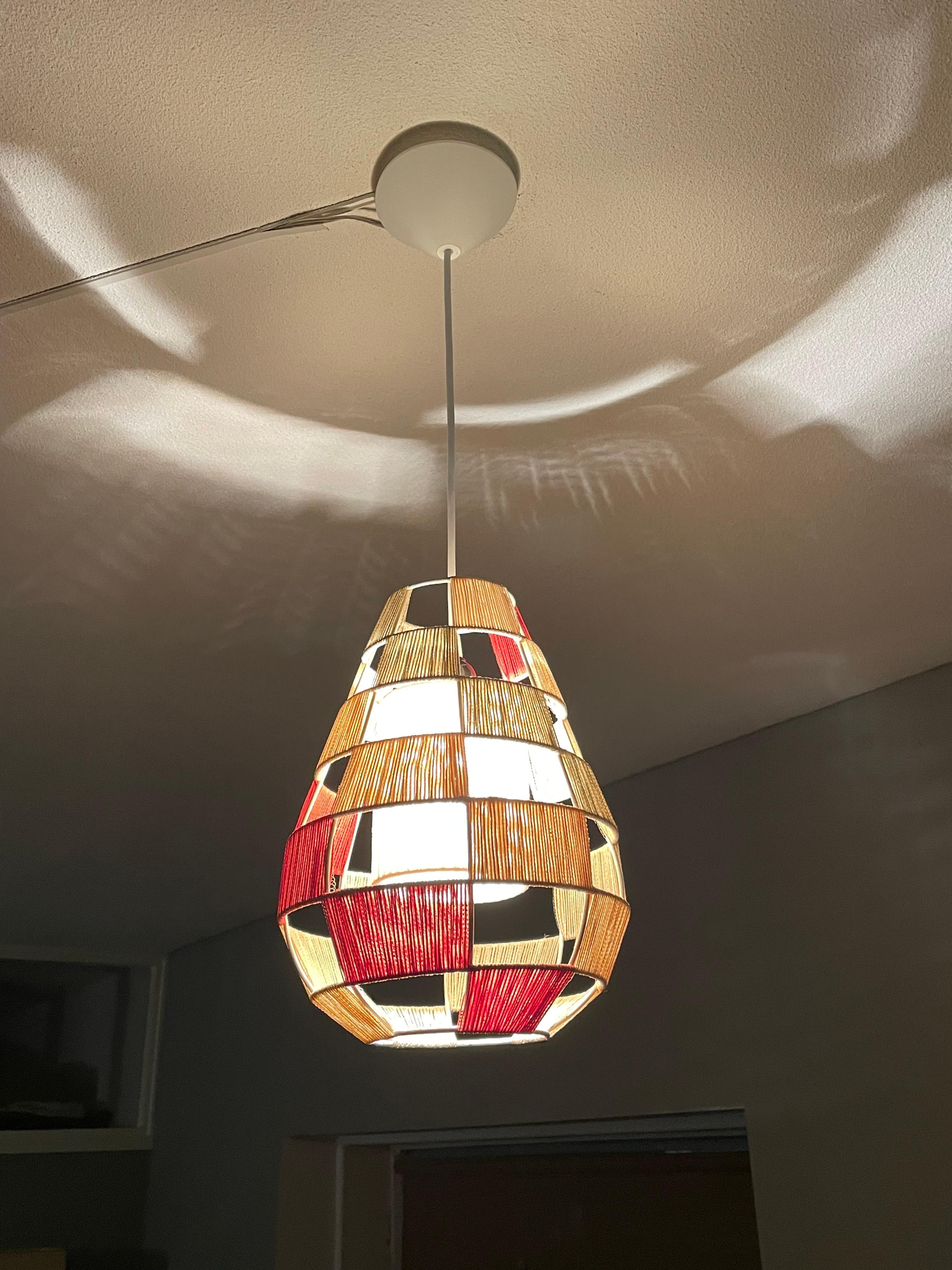 Wunderschönes Design und cooles Aussehen der Midcentury-Deckenlampe für eine tolle Atmosphäre.

Wenn Sie auf der Suche nach einer coolen und gut aussehenden Hängeleuchte im Midcentury-Design sind, dann könnte diese stilvolle Leuchte aus den 1960er
