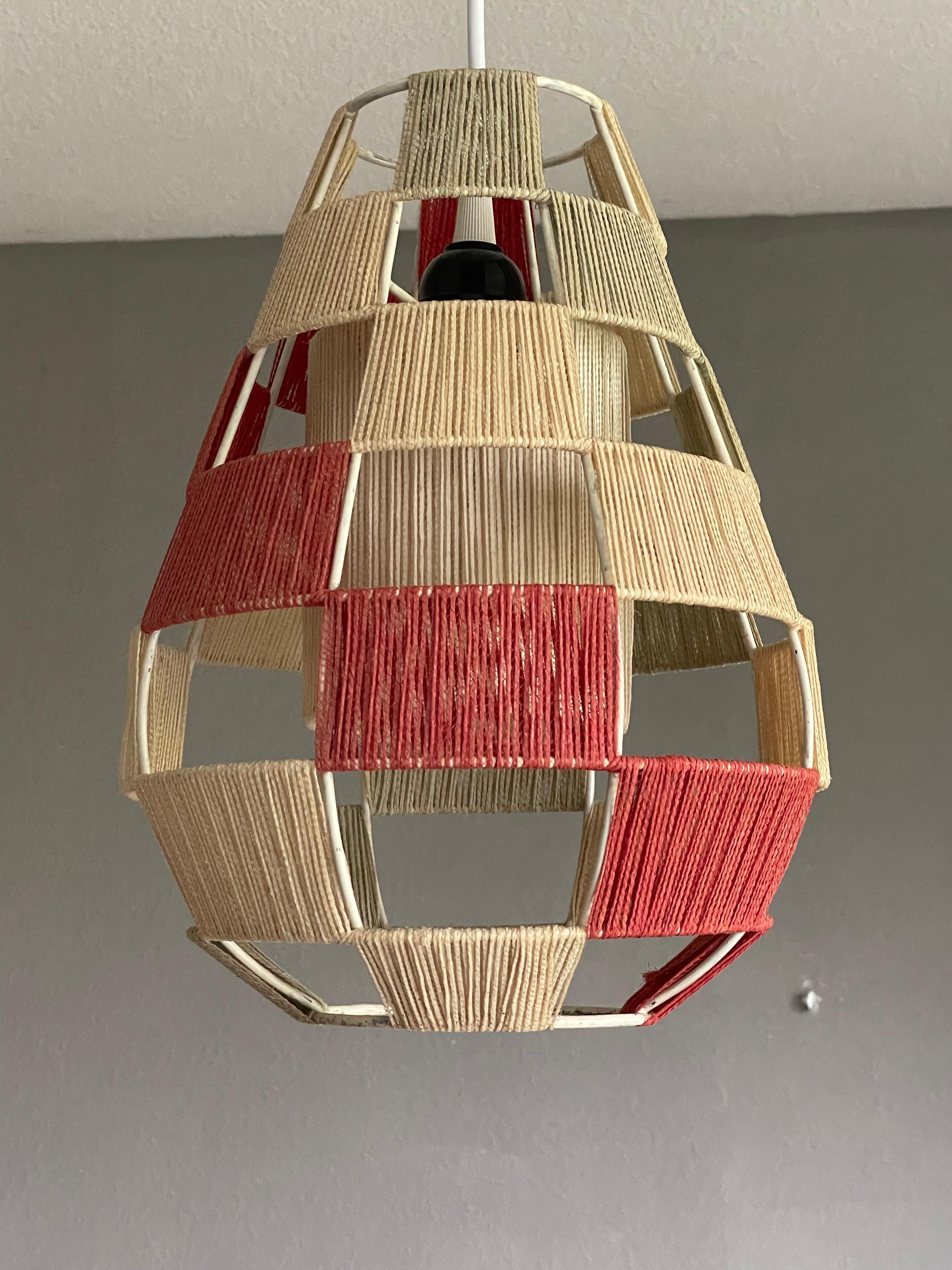 Great Design Midcentury Modern Metallrahmen-Pendelleuchte mit Metallrahmen w. Baumwollgarn-Farben (Moderne der Mitte des Jahrhunderts)