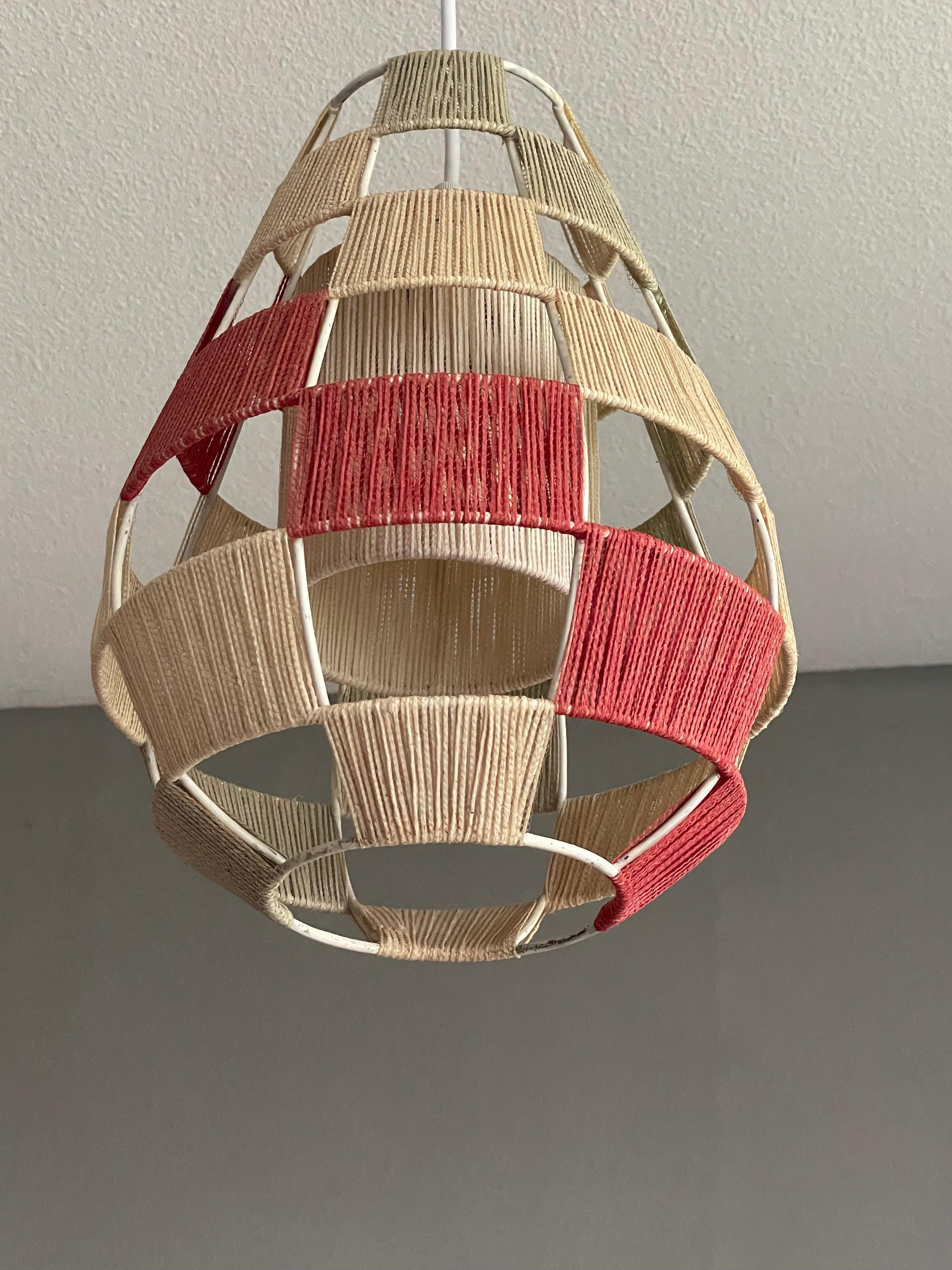 Great Design Midcentury Modern Metallrahmen-Pendelleuchte mit Metallrahmen w. Baumwollgarn-Farben (Handgefertigt)
