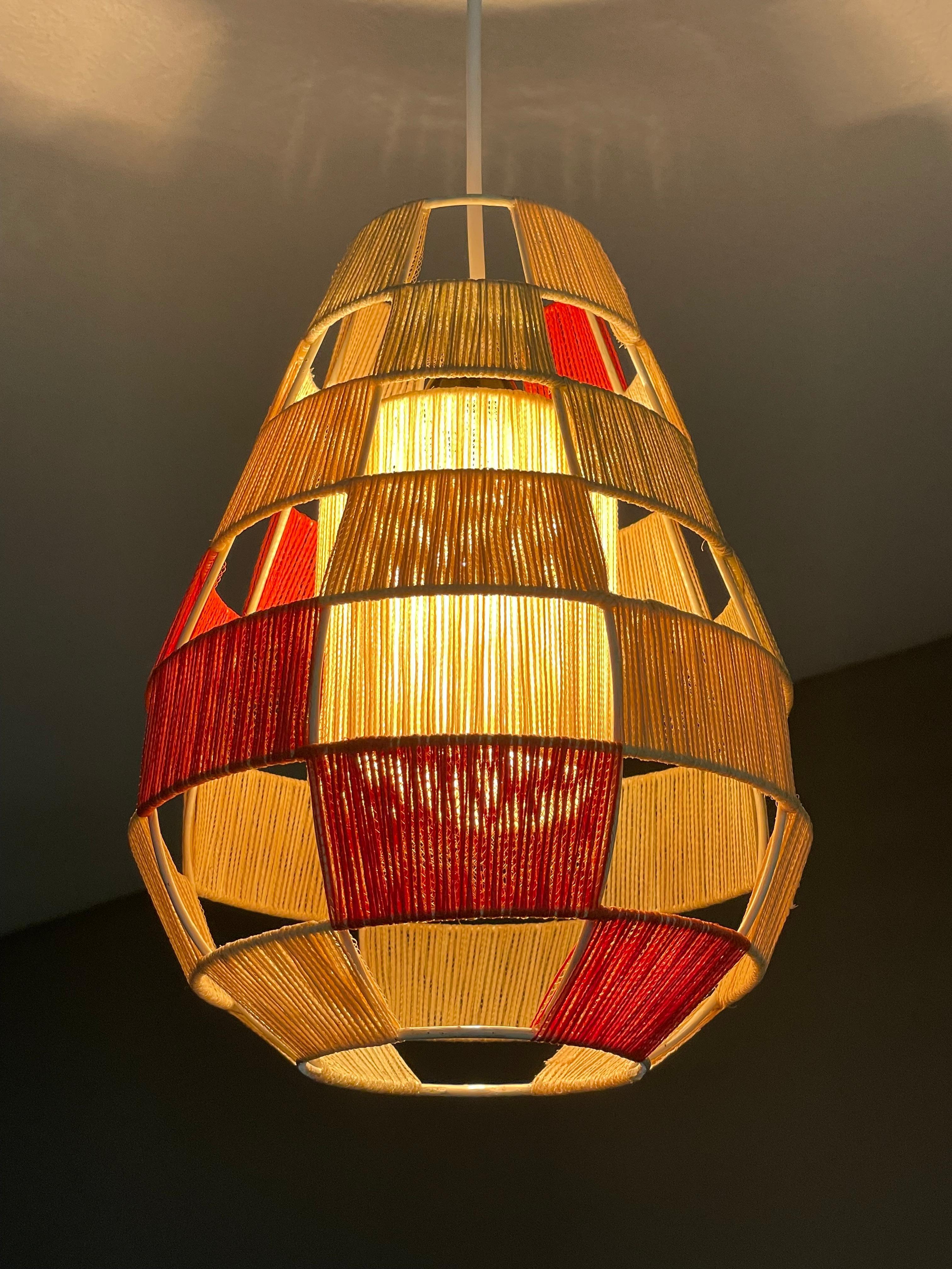 Great Design Midcentury Modern Metallrahmen-Pendelleuchte mit Metallrahmen w. Baumwollgarn-Farben (20. Jahrhundert)
