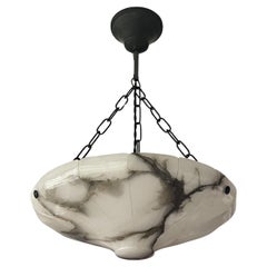 Grande design e dimensioni pratiche Ciondolo antico in alabastro bianco e nero 1910