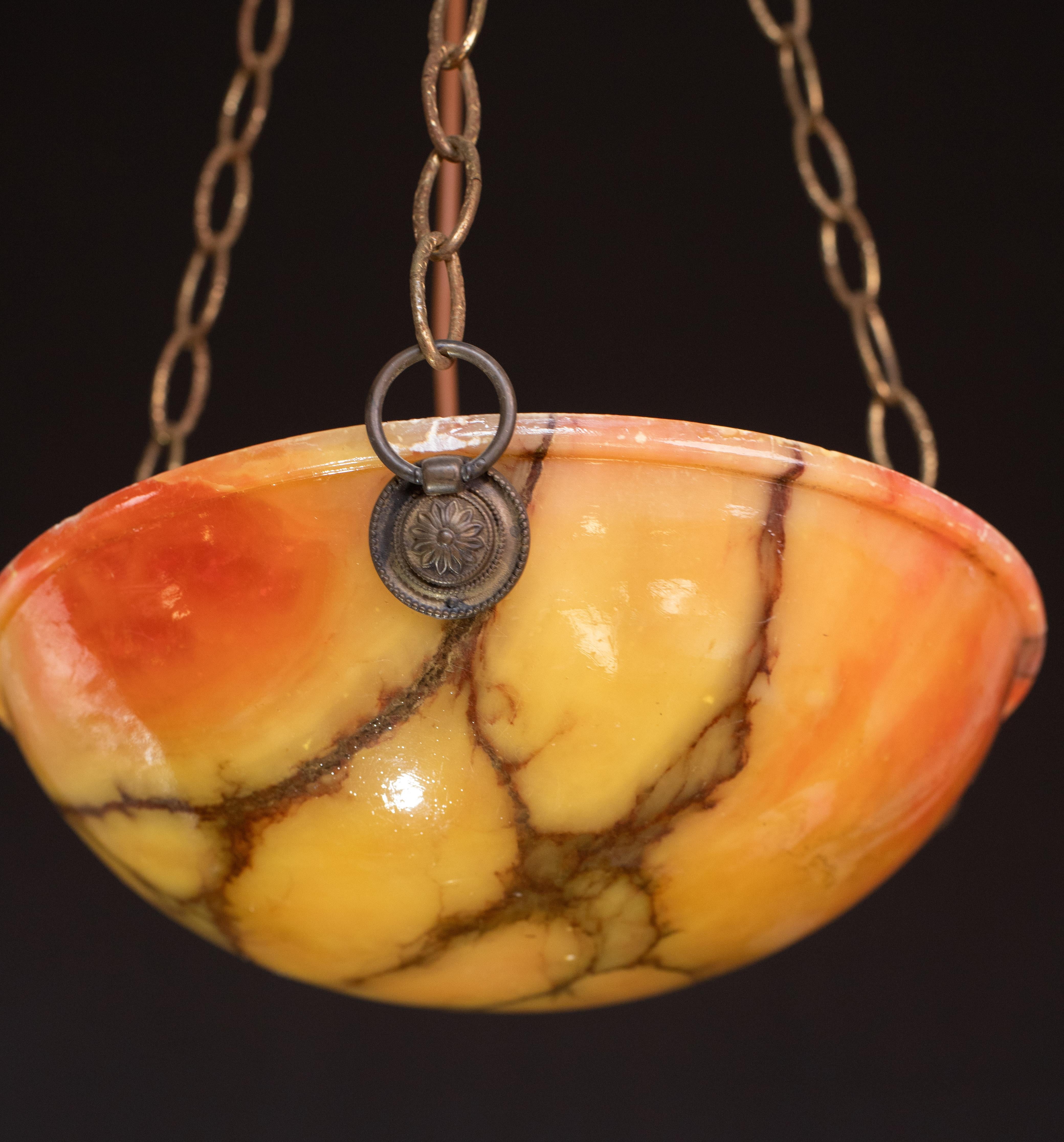 Roter und orangefarbener Art-Déco-Kronleuchter aus weißem Alabaster mit großartigem Design, 1940er Jahre im Angebot 5