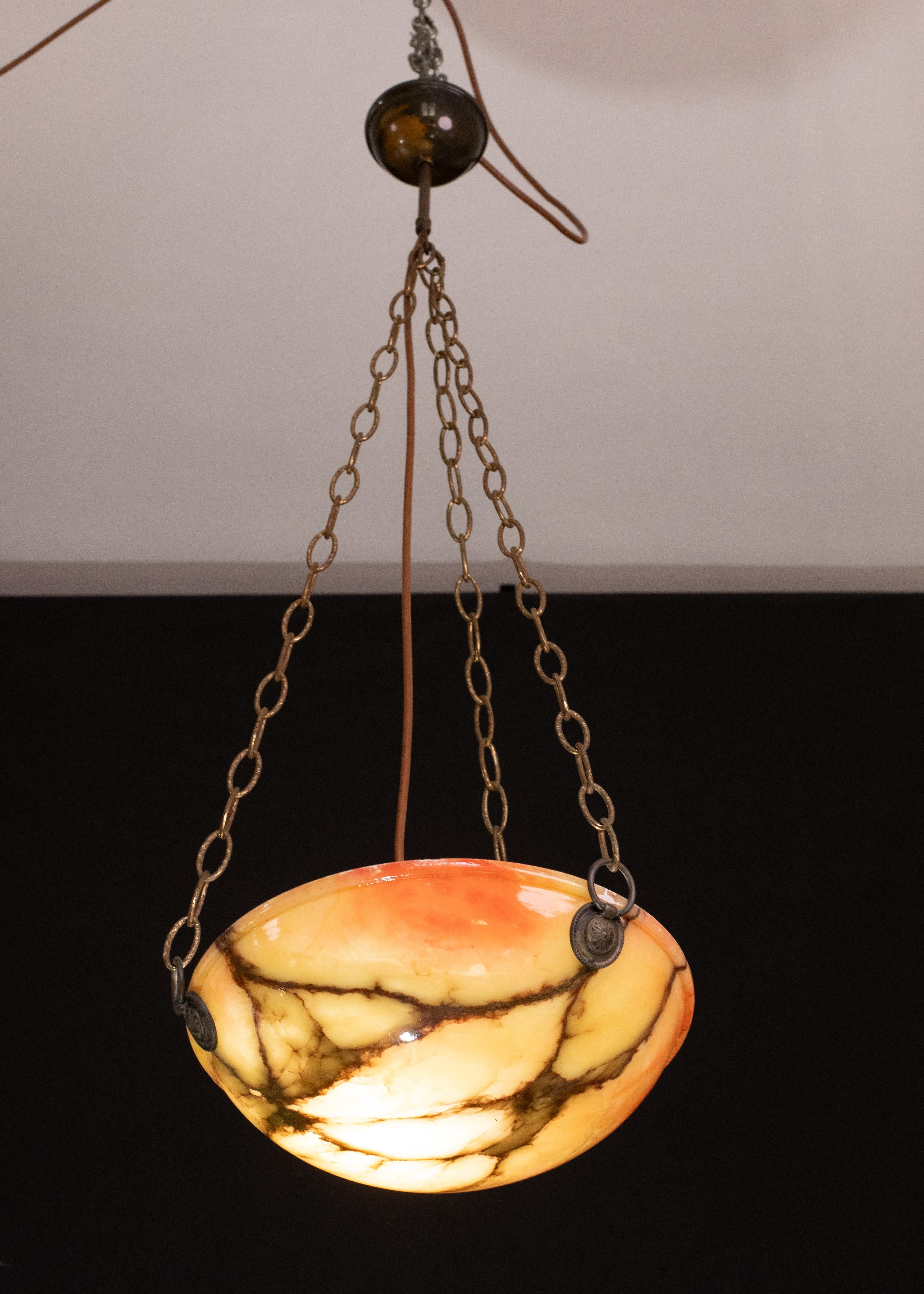 Außergewöhnlicher roter Alabaster-Hängeleuchter mit schwarzen und orangefarbenen antiken Schirmen im Art-déco-Stil, um 1940.
Ein einzigartiges Stück aus rotem Alabaster, wunderschön gearbeitet mit Schattierungen und Reflexionen anderer Farben, wenn