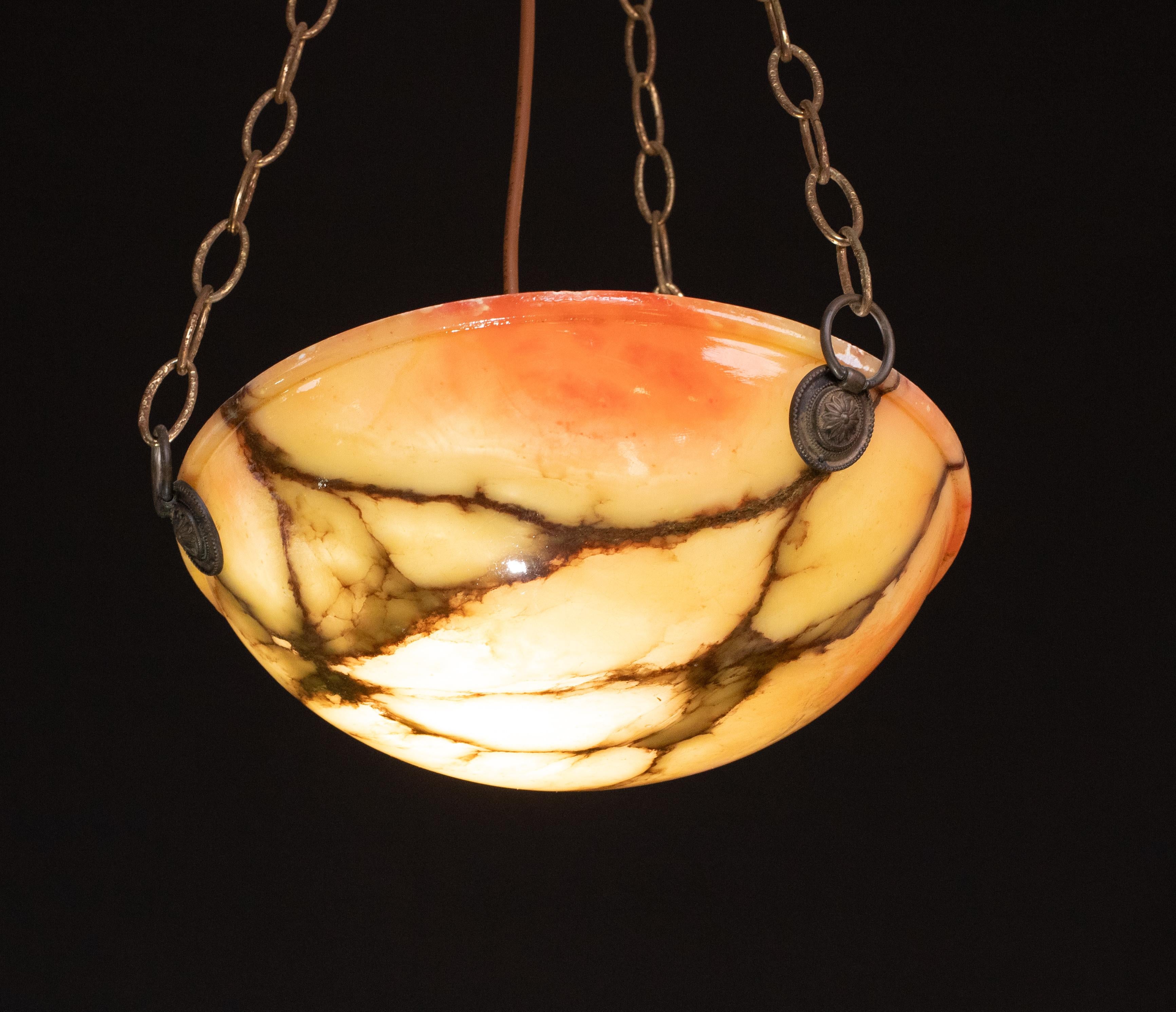 Roter und orangefarbener Art-Déco-Kronleuchter aus weißem Alabaster mit großartigem Design, 1940er Jahre im Zustand „Gut“ im Angebot in Roma, IT