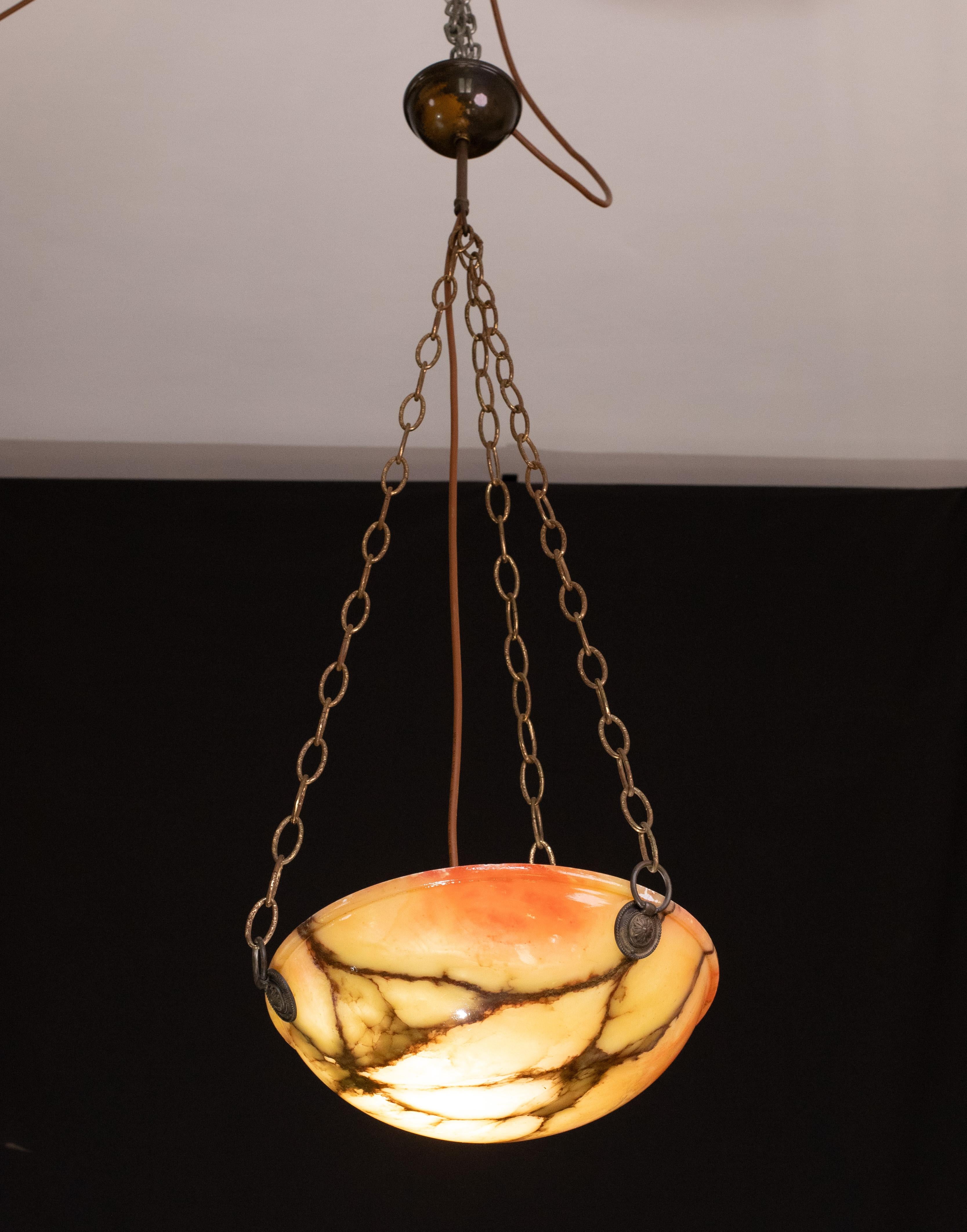 Roter und orangefarbener Art-Déco-Kronleuchter aus weißem Alabaster mit großartigem Design, 1940er Jahre (Mitte des 20. Jahrhunderts) im Angebot