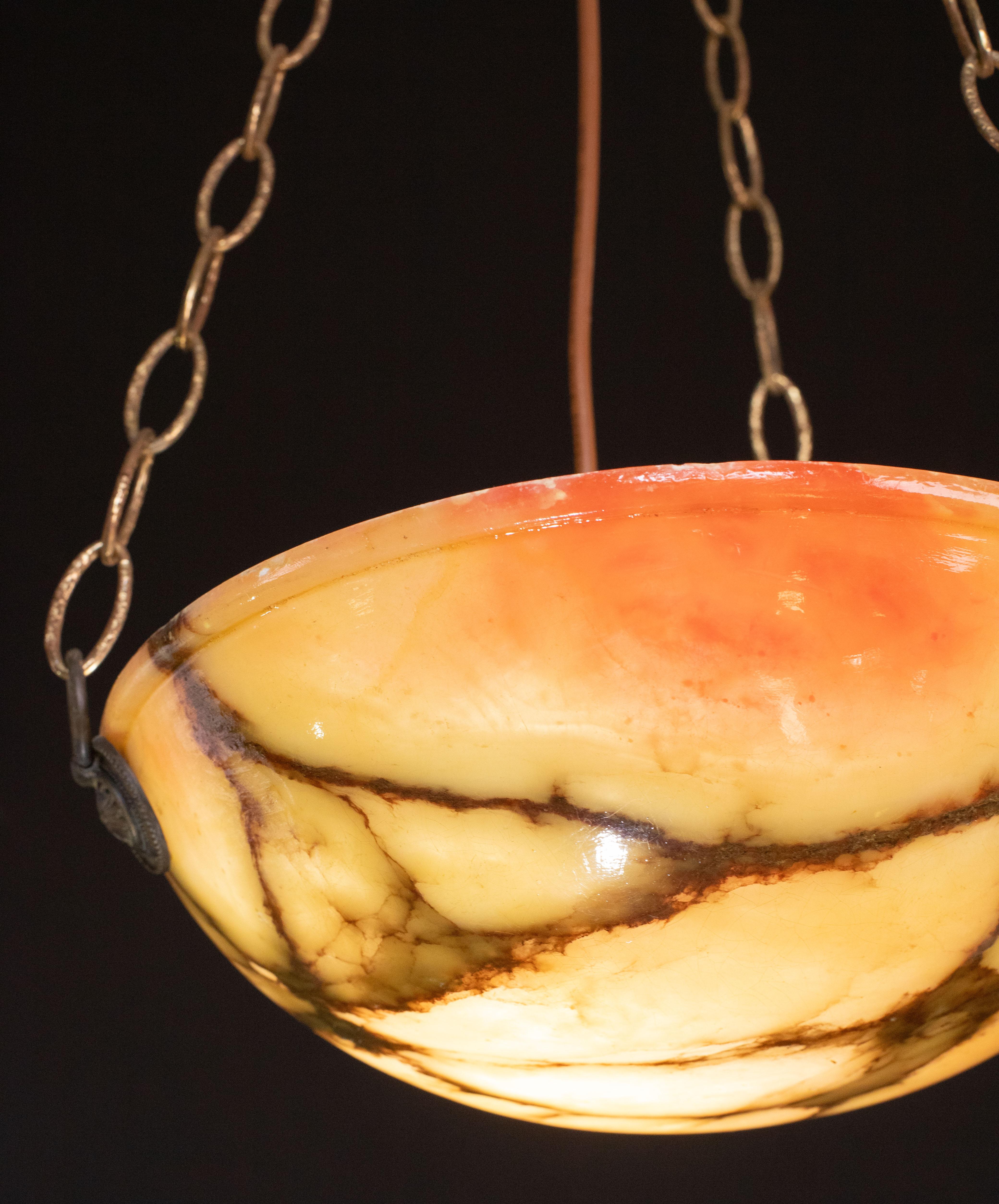 Roter und orangefarbener Art-Déco-Kronleuchter aus weißem Alabaster mit großartigem Design, 1940er Jahre (Muranoglas) im Angebot