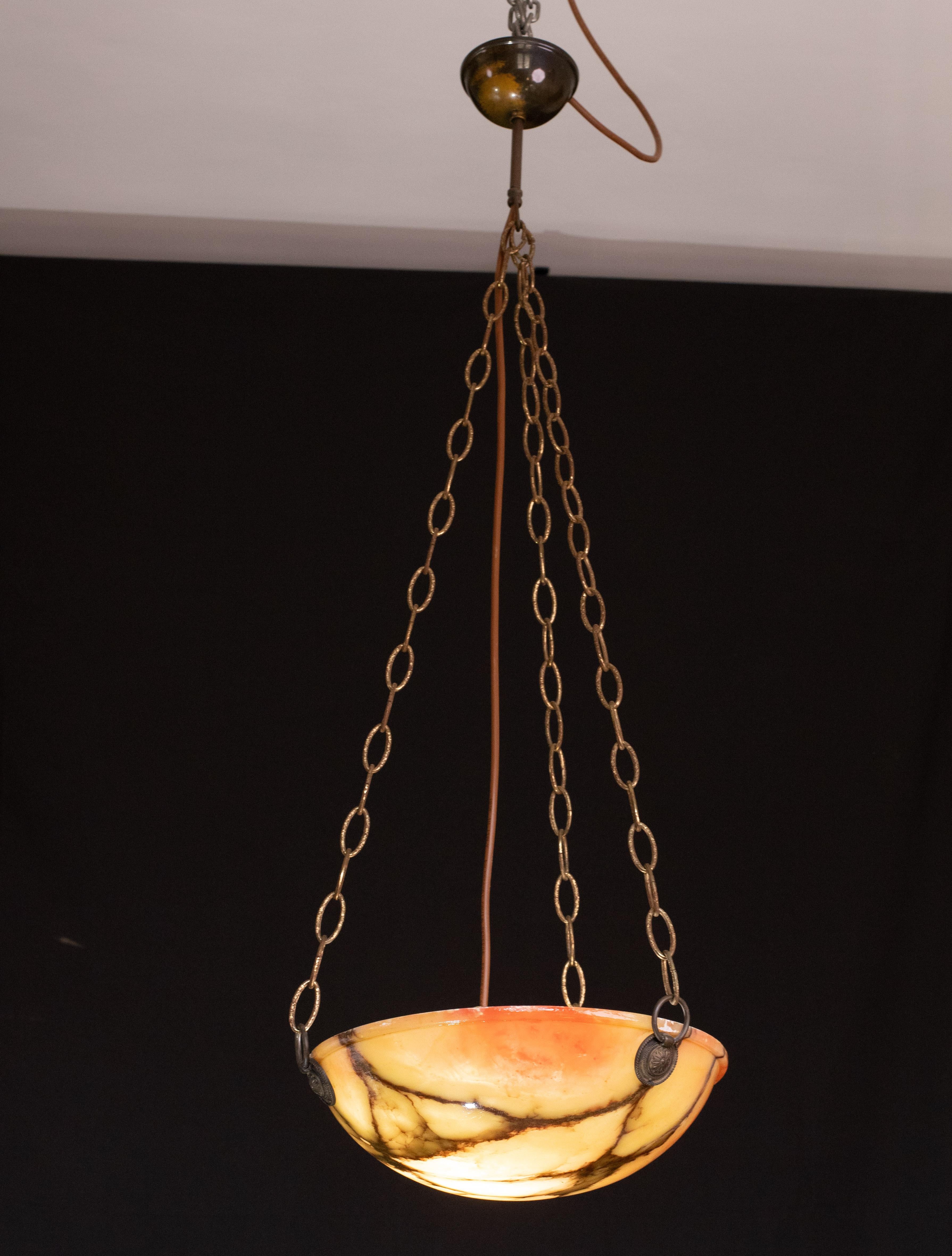 Roter und orangefarbener Art-Déco-Kronleuchter aus weißem Alabaster mit großartigem Design, 1940er Jahre im Angebot 3