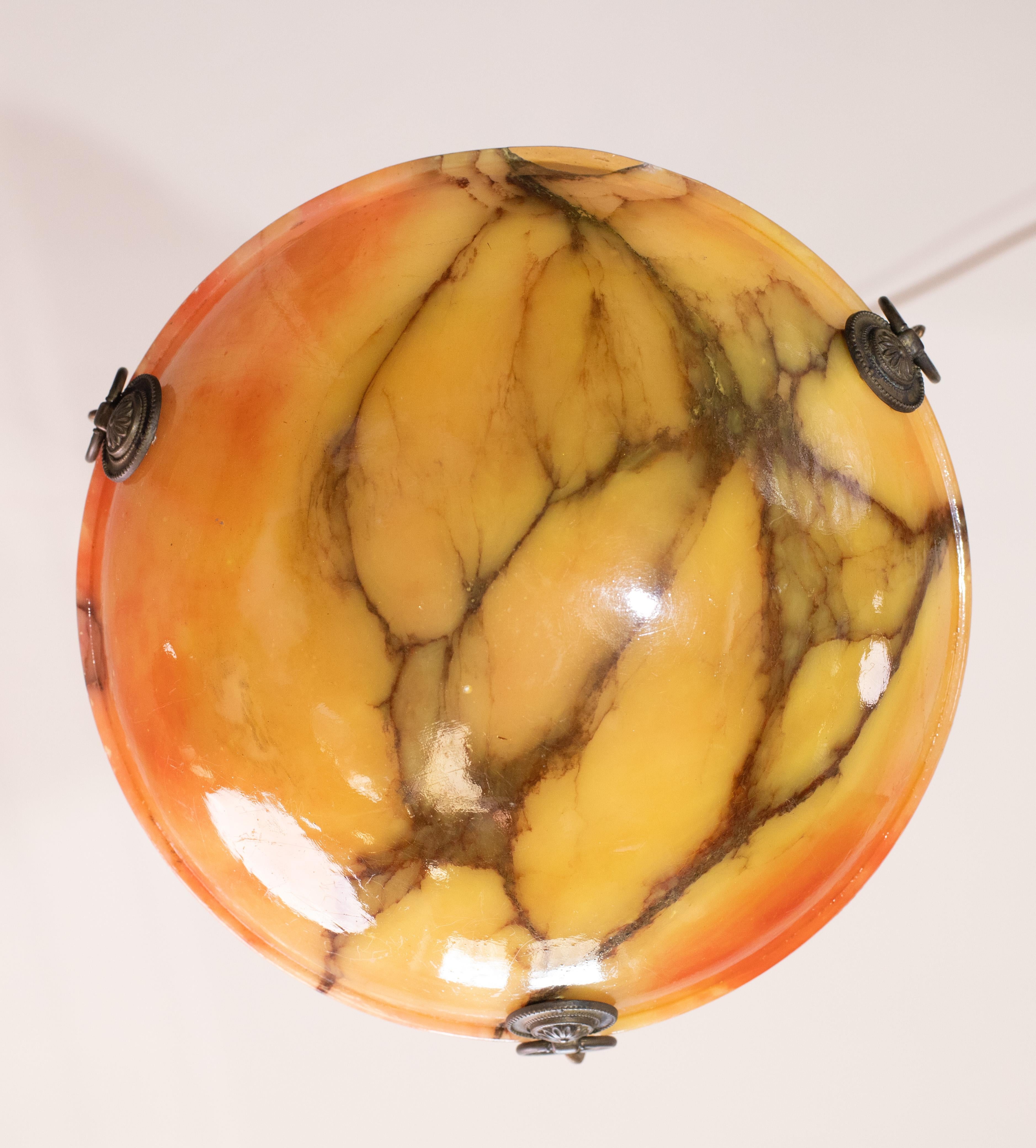 Roter und orangefarbener Art-Déco-Kronleuchter aus weißem Alabaster mit großartigem Design, 1940er Jahre im Angebot 4