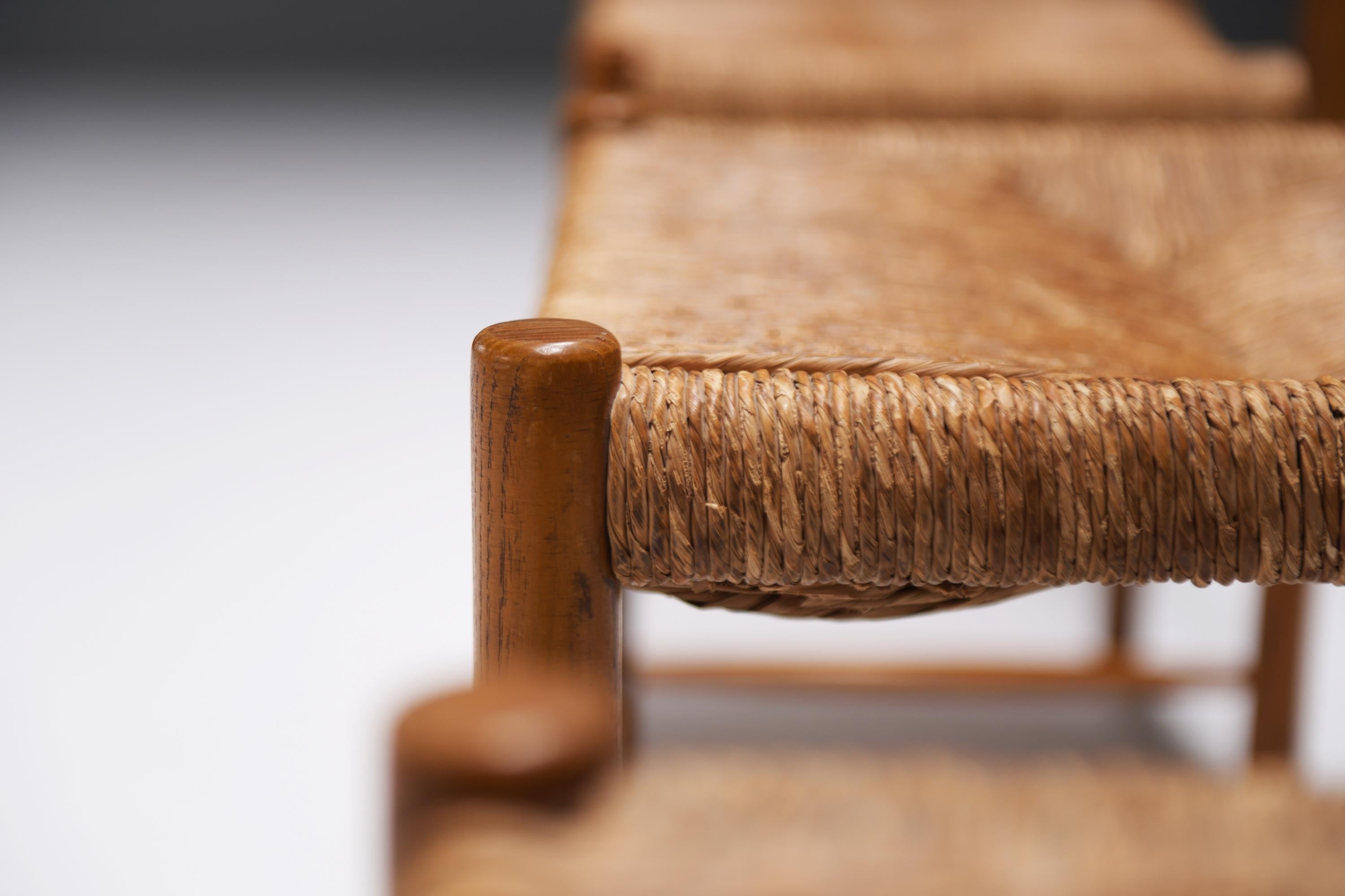 Chaises de salle à manger du Dordogne par Charlotte Perriand /Robert Sentou - France 3