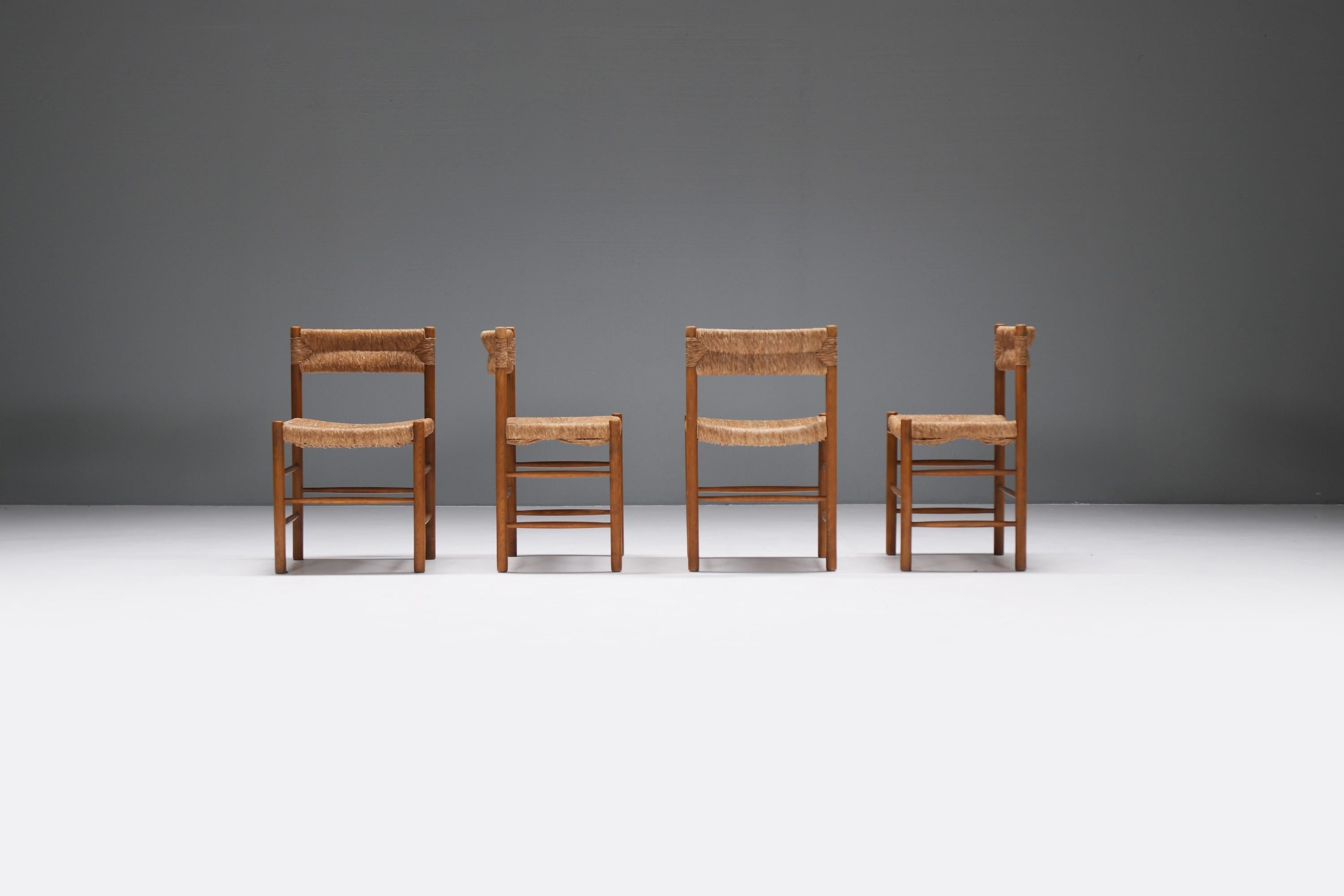Un ensemble assorti de 4 chaises de salle à manger Vintage By dans un état d'origine remarquable. Le bois et la paille présentent une patine étonnante et une usure naturelle, célébrant le passage du temps.
Conçue et fabriquée à la demande de