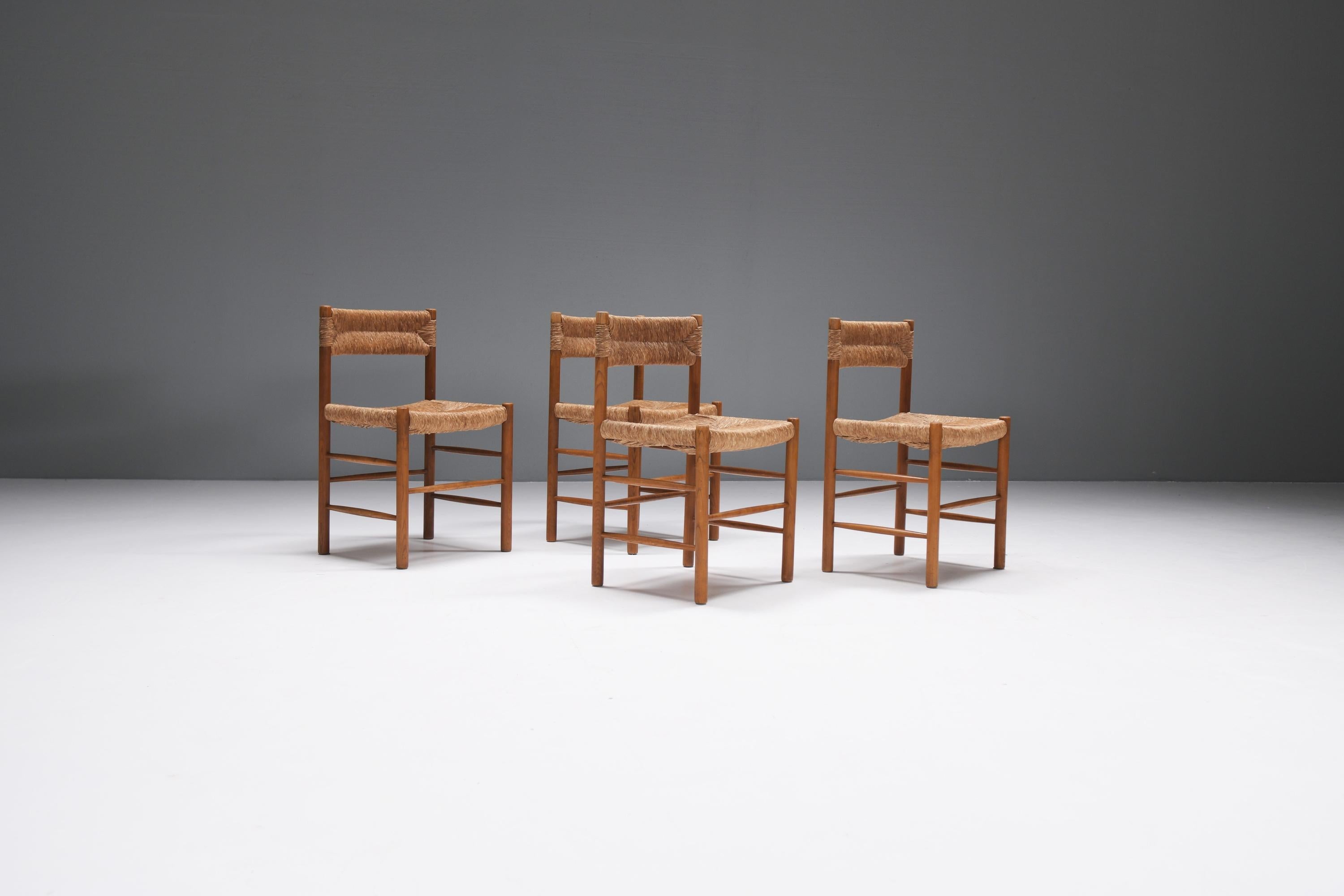 Bois Chaises de salle à manger du Dordogne par Charlotte Perriand /Robert Sentou - France