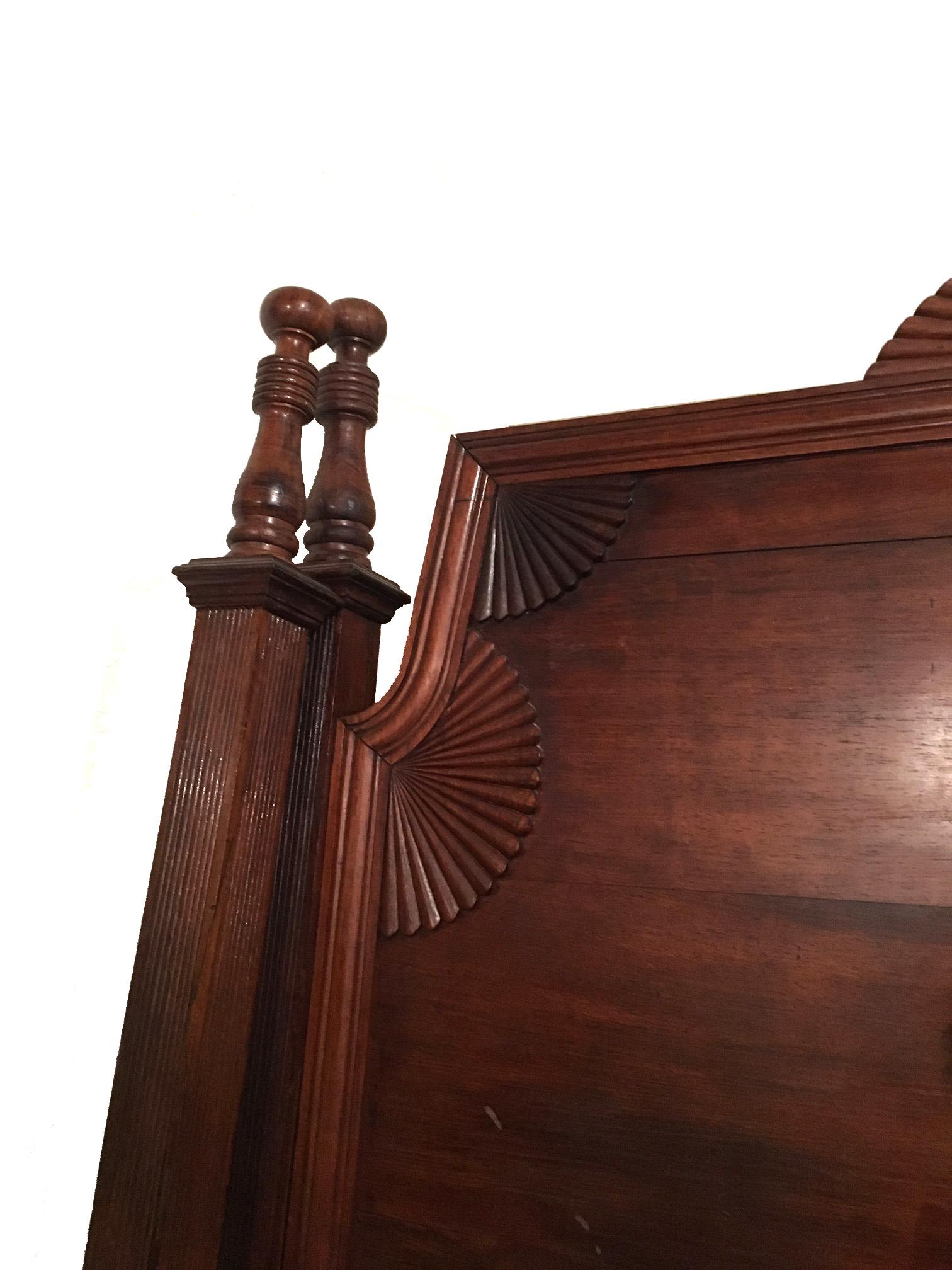 Great Early 19th Century American Federal Four Poster Bed and Nightstand In Good Condition For Sale In Rio De Janeiro, BR