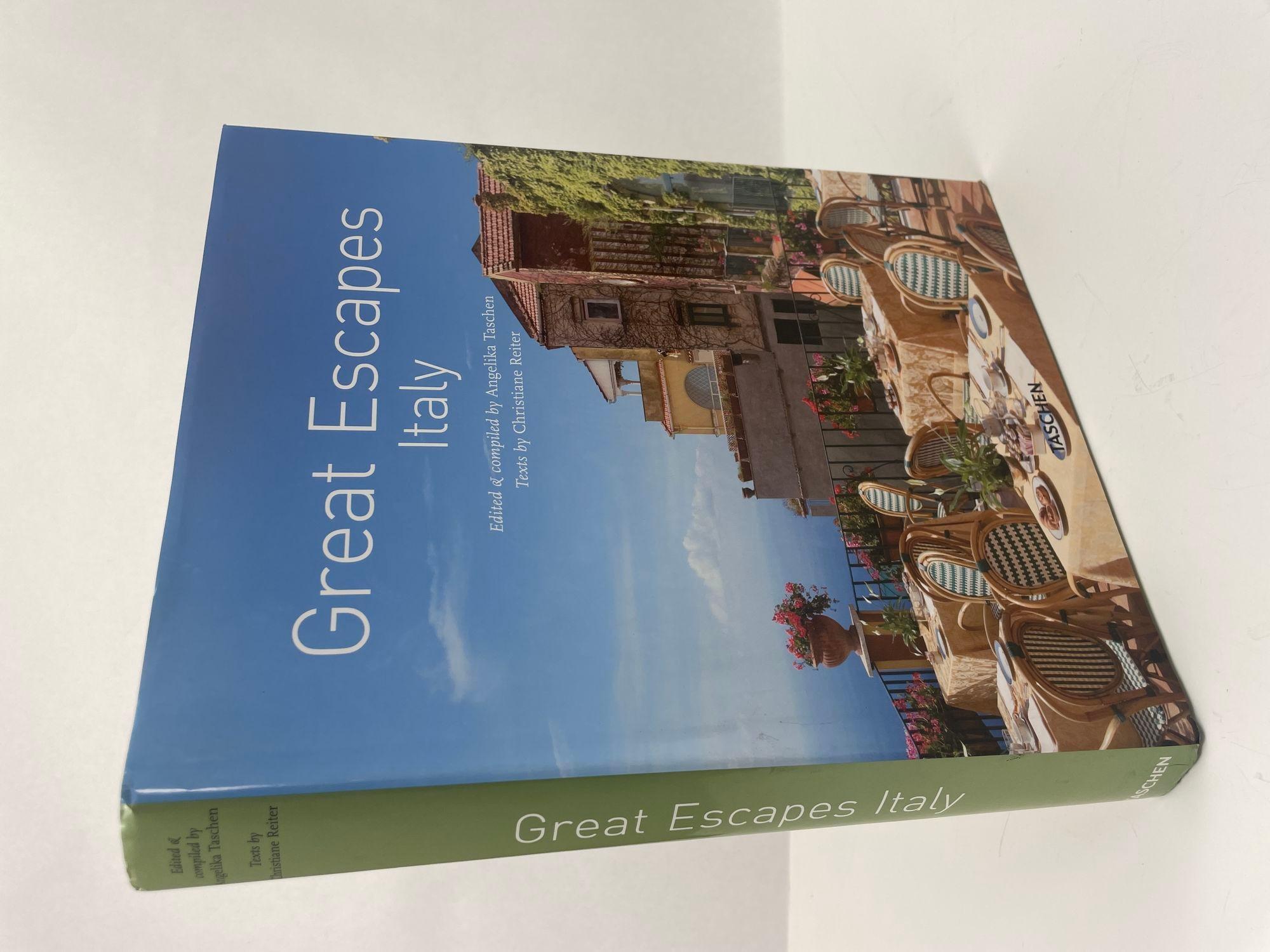 Great Escapes: Italien Angelika Taschen und Christiane Reiter Hardcover Buch.
Eine Reise durch Italien ist dem Paradies am nächsten. Seit Jahrhunderten zieht es Schriftsteller, Künstler, Architekten und Kaufleute hierher, inspiriert durch die