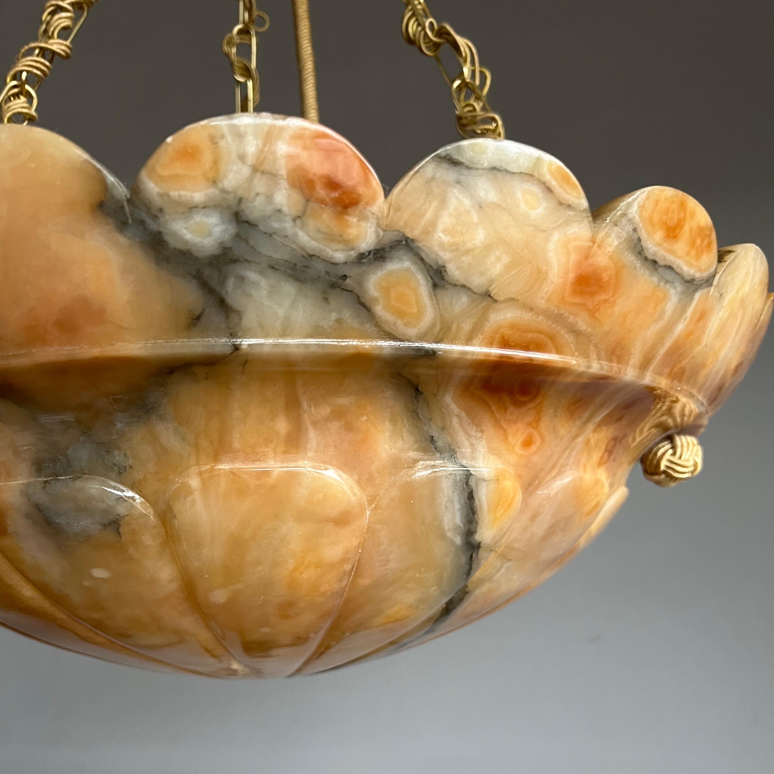 Großer Blickfang, Sonnenschliff Form und Farben Antike Alabaster-Pendelleuchte 1920 im Zustand „Hervorragend“ im Angebot in Lisse, NL