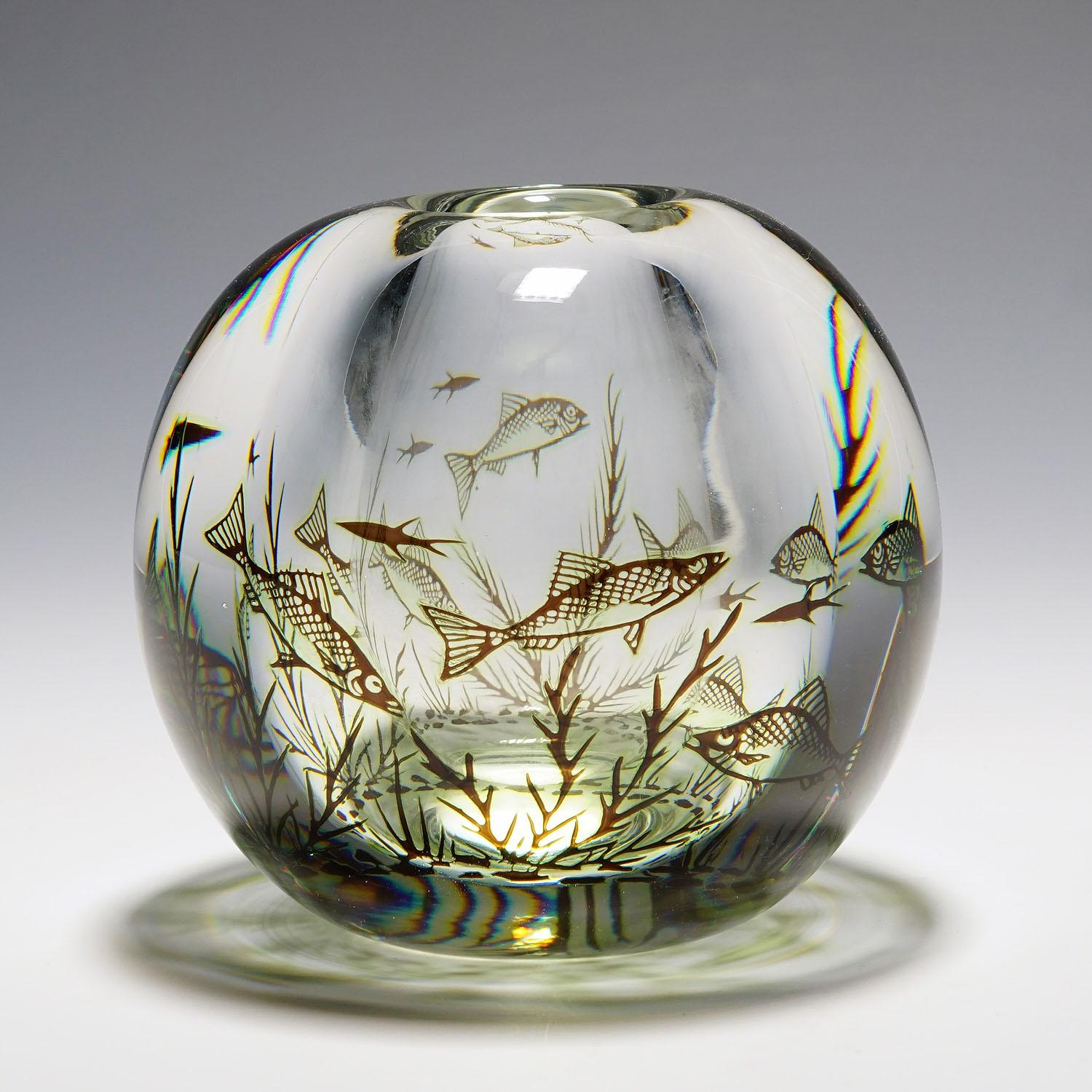 Bel vaso Fish Graal di Edward Hald per Orrefors, Svezia 1957
Articolo e6741
Un vaso pesante della serie Graal, disegnato da Edvward Hald per Orrefors Sweden nel 1938. Vetro trasparente e verde decorato con flora e pesci sottomarini, ricoperto da uno