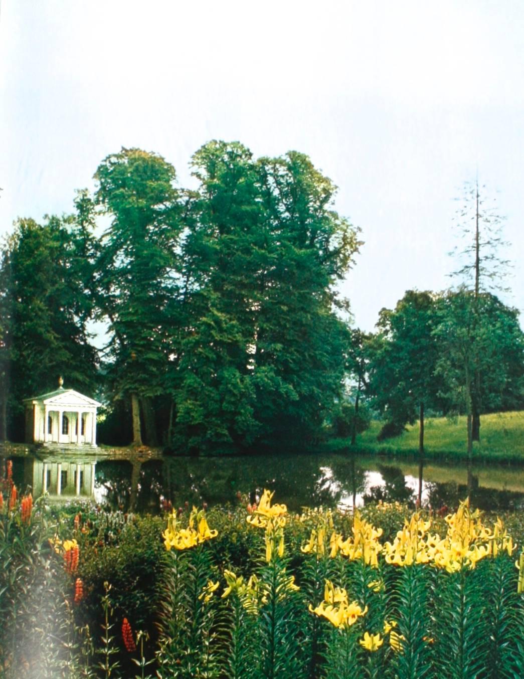 Great Gardens of Britain by Peter Coats In Good Condition For Sale In valatie, NY