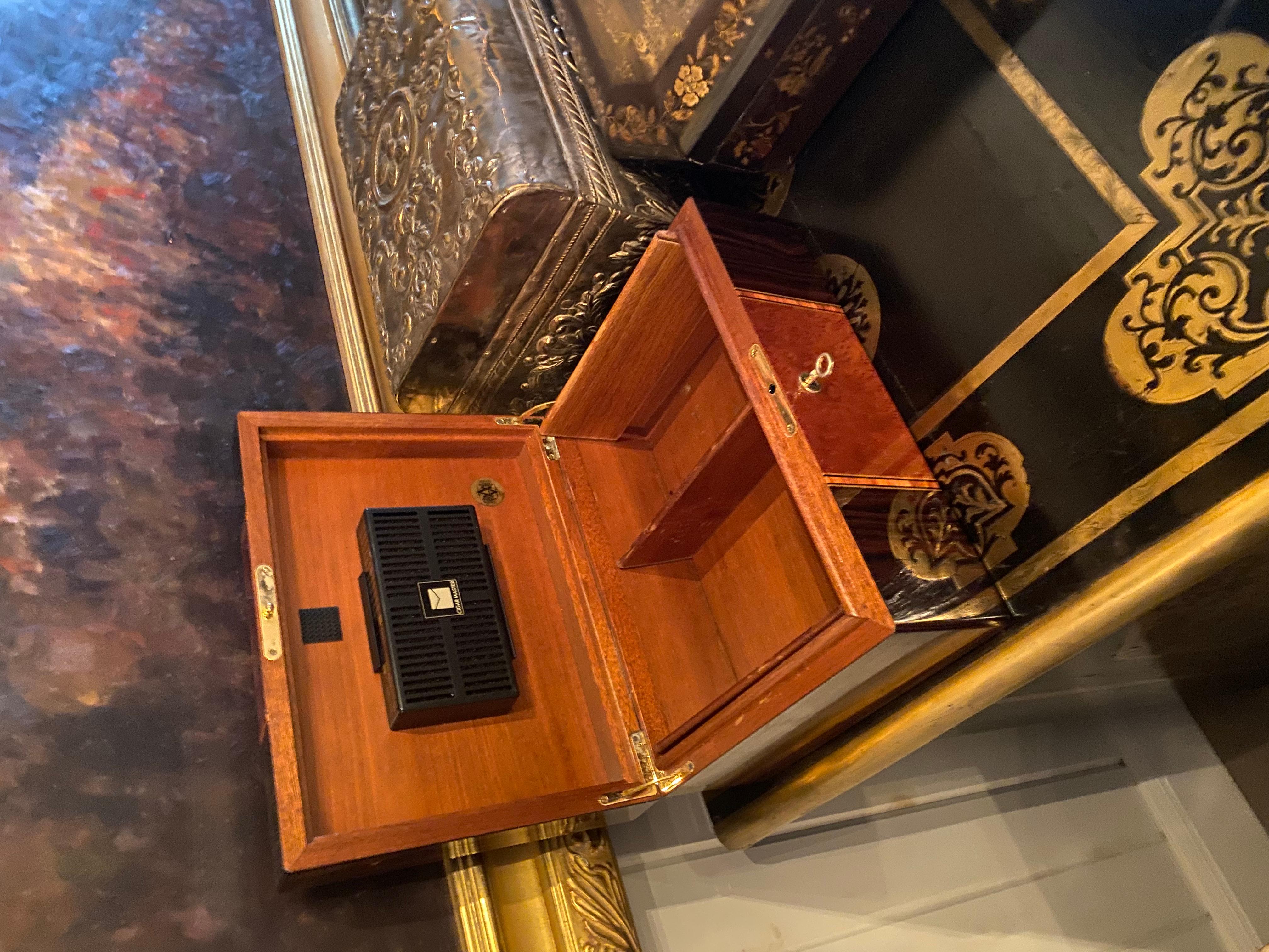 Hollywood Regency GRANDE REGALO. Bellissimo Humidor in Wood Esotico con interni attrezzati, finitura lucida. in vendita