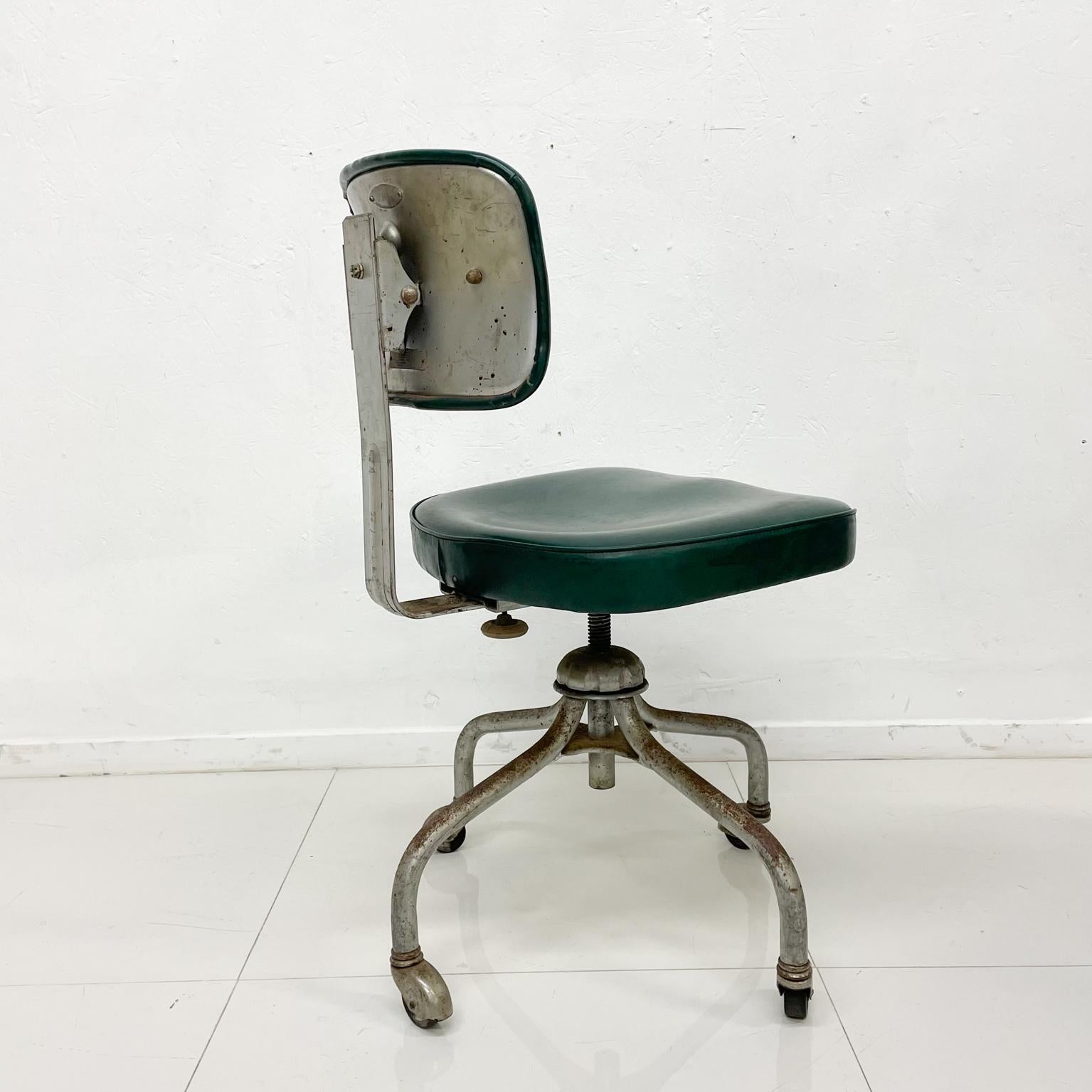 1960s Steelcase Task Office Chair Green Naugahyde Grand Rapids In Good Condition In Chula Vista, CA