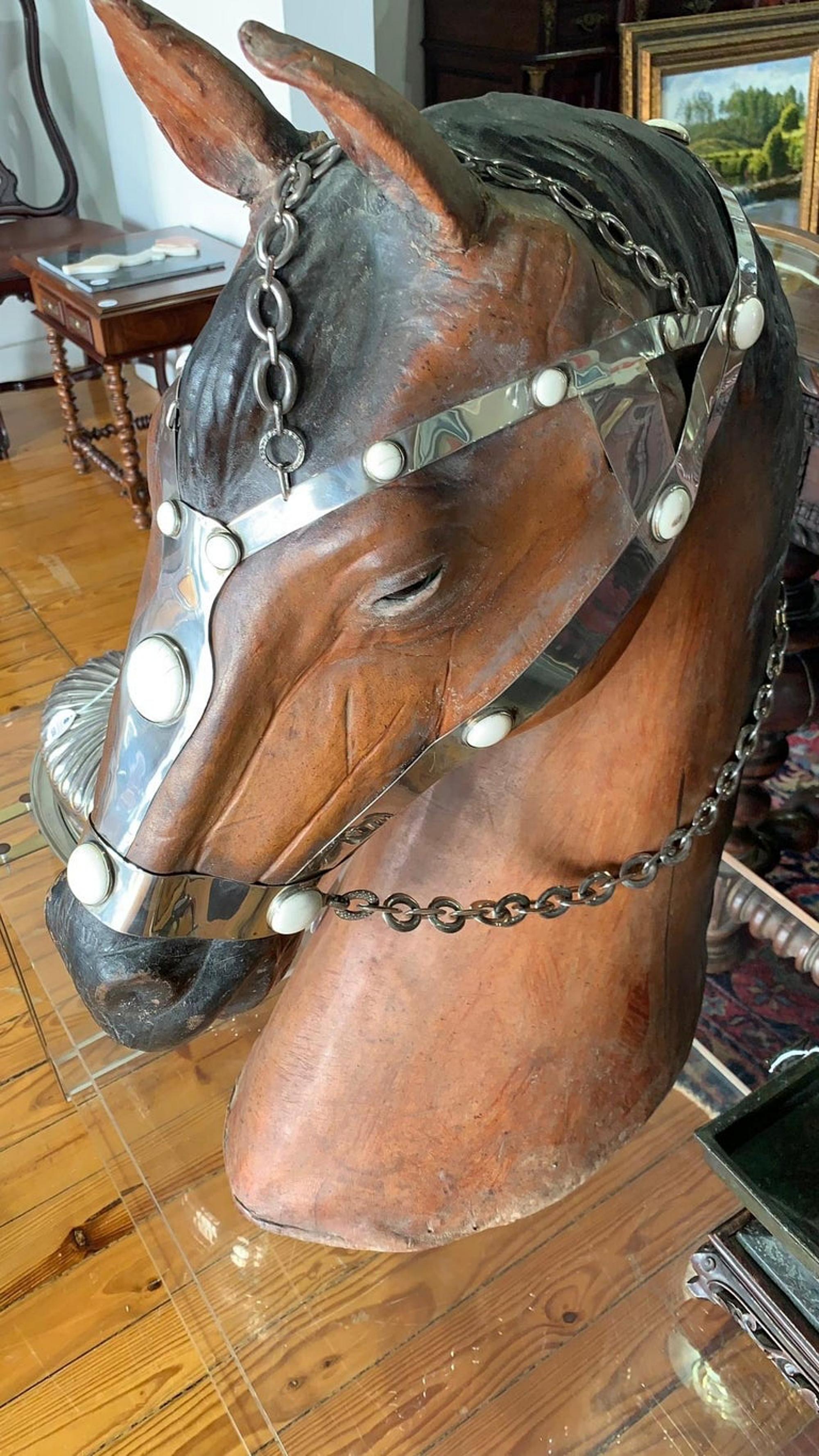 GREAT HORSE BACK
Portuguese
In 20th Century English leather,
with applications in silver and bone.
With 