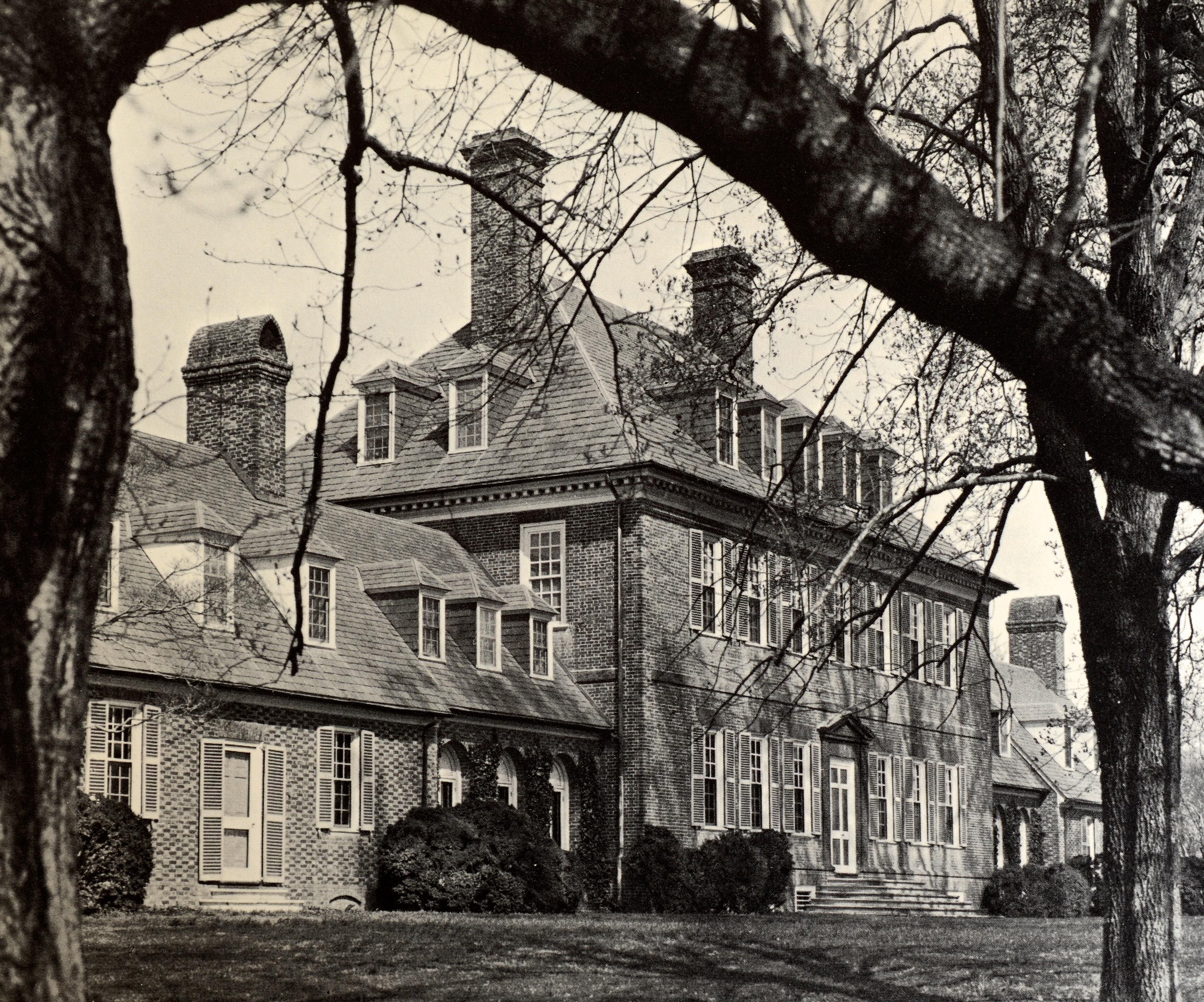Grandes Casas de América por Henry Lionel Williams y Ottalie K. Williams. G.P. Putnam's Sons, NY, 1966. 1ª ed. en tapa dura con sobrecubierta. 400 ilustraciones en blanco y negro y 47 láminas a todo color. 30 casas fotografiadas por dentro y por