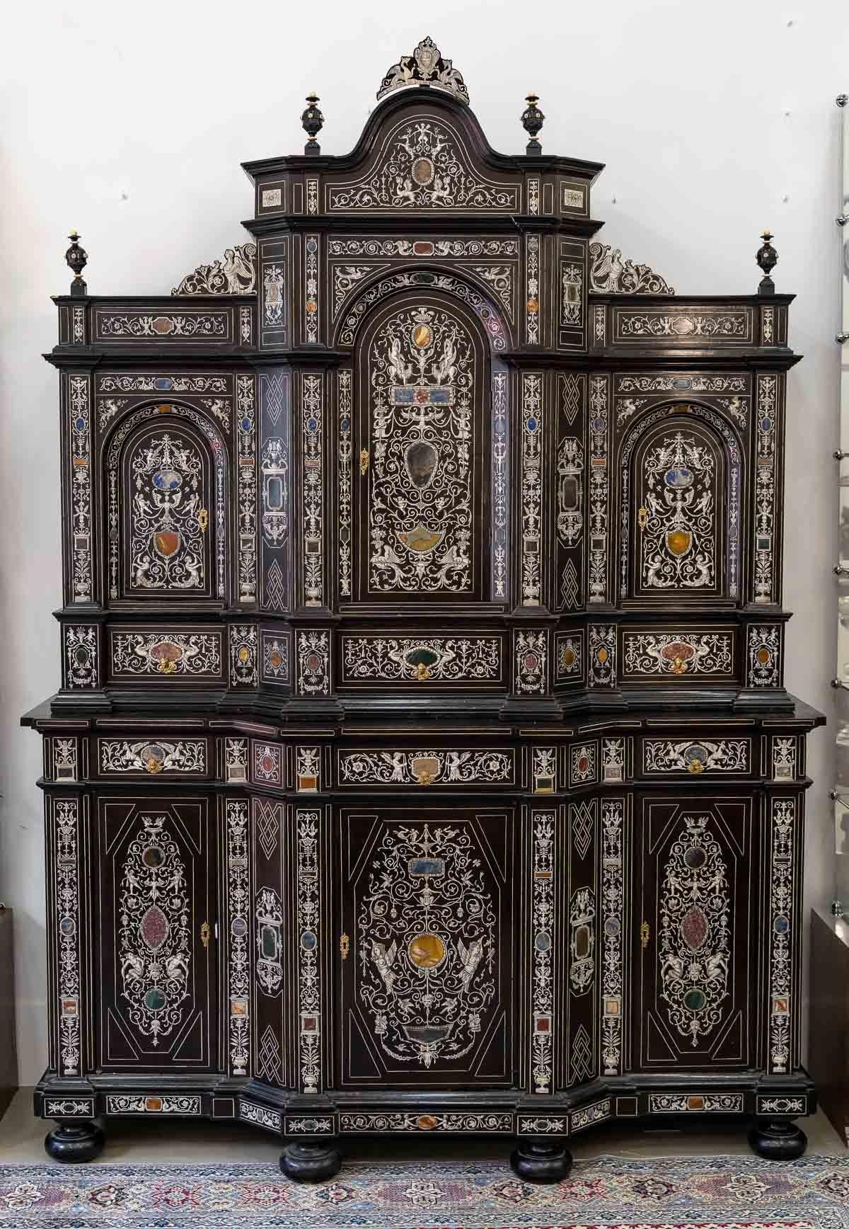 Pierre Grand meuble de rangement italien de Giovanni Battista Gatti du 19ème siècle en vente