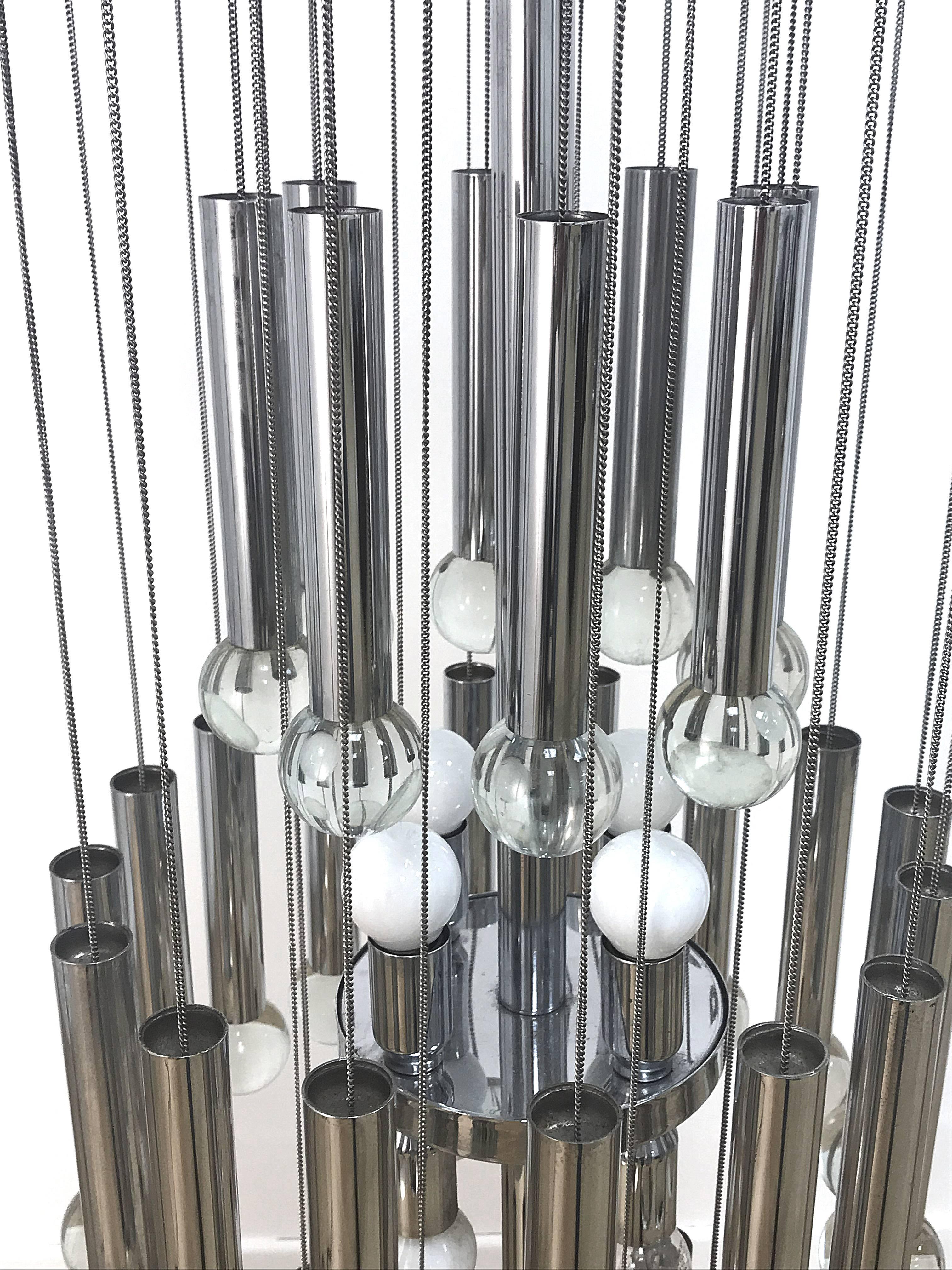 Beautiful chandelier from the 70s by Gaetano Sciolari. The chromed structure supports 32 chains with chrome tubes and crystal balls. The appliance has eight light sources.
Eight lights E 14 bulbs.