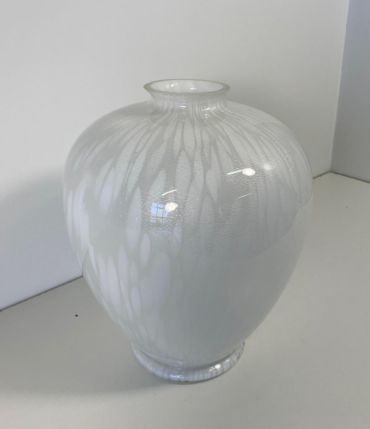 Européen Superbe vase italien en verre de Murano à feuilles blanches et argentées en vente