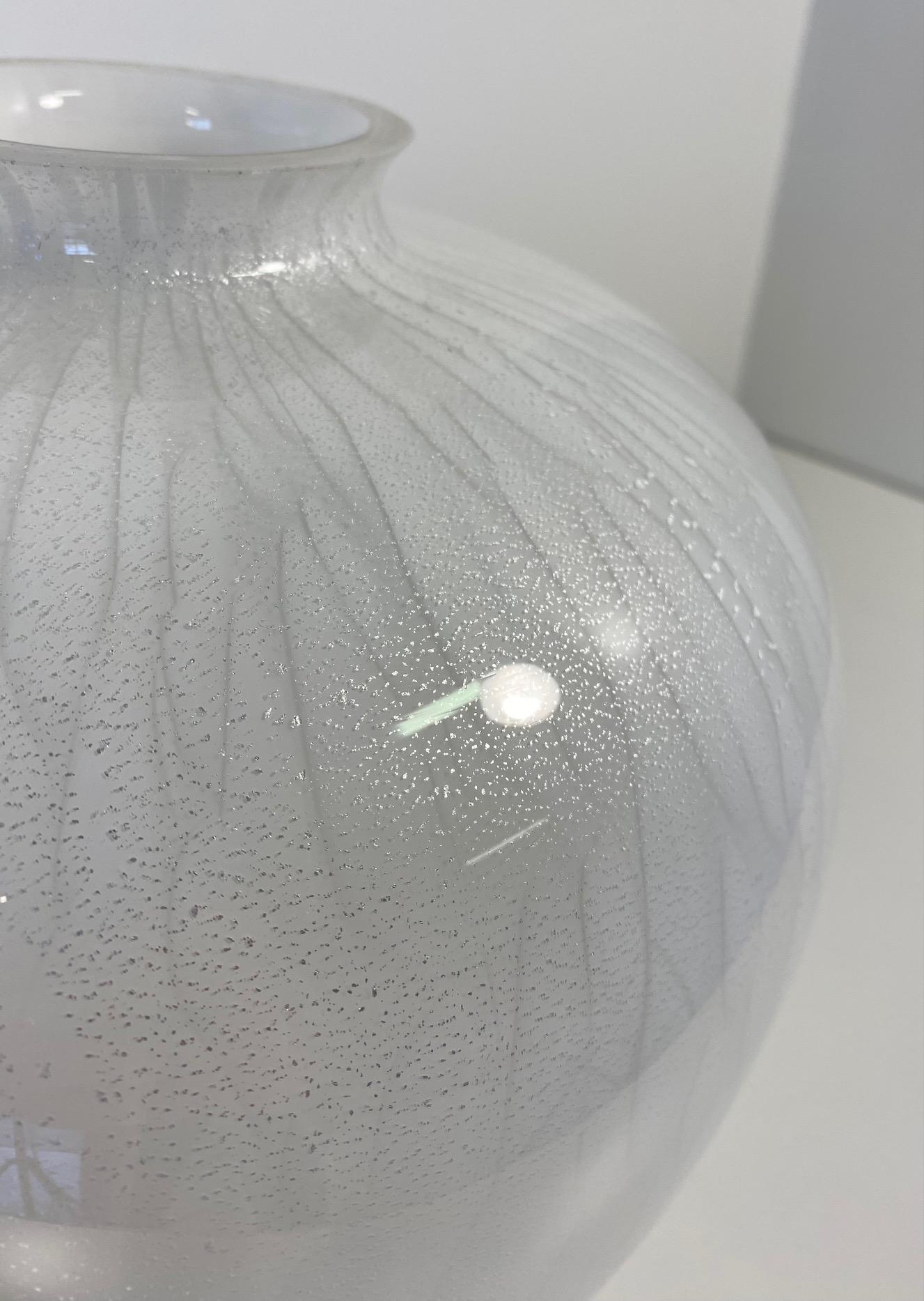 Superbe vase italien en verre de Murano à feuilles blanches et argentées Bon état - En vente à Meda, MB