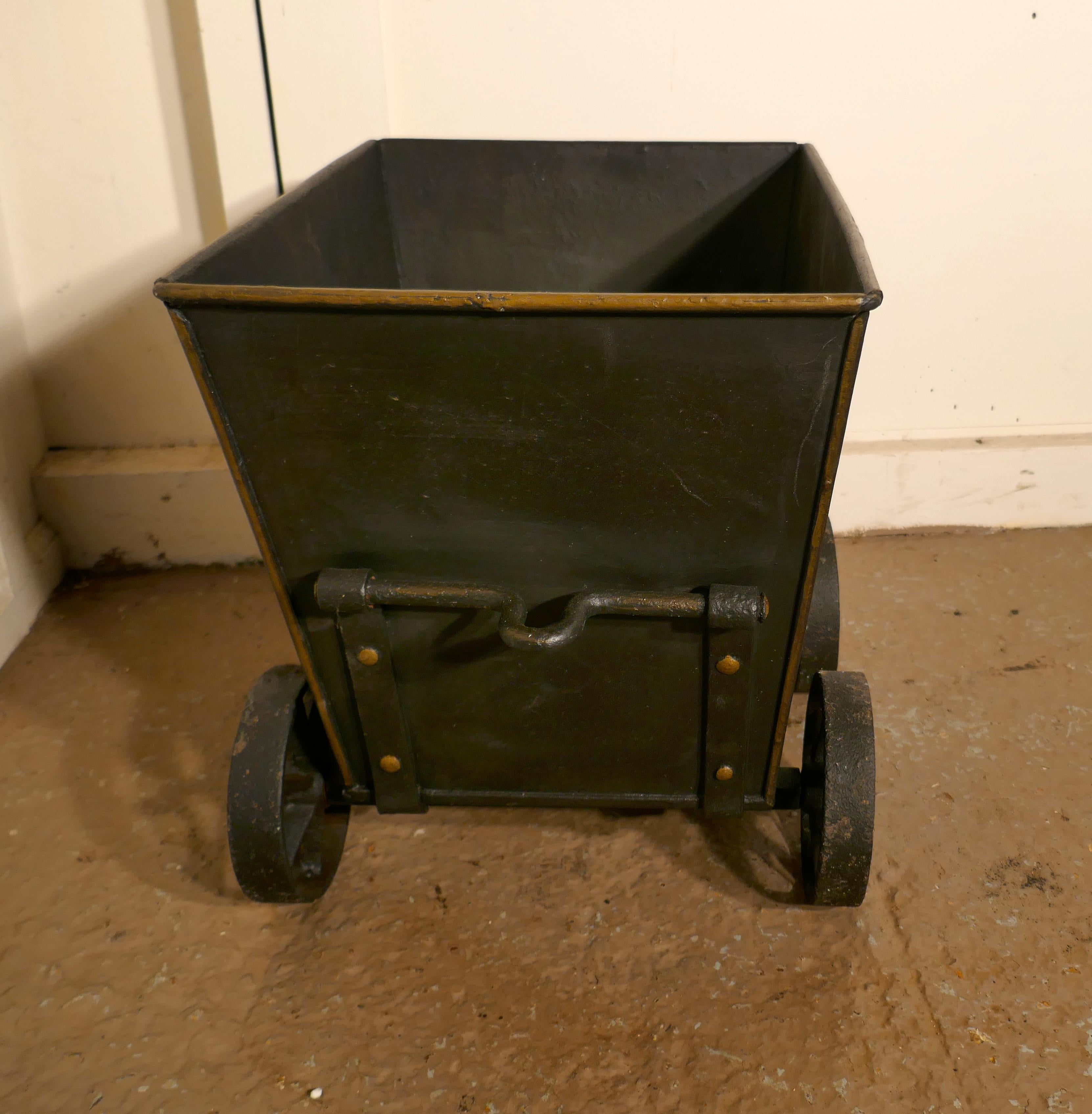 Début du 20ème siècle Chariot à charbon fabriqué par un petit forgeron, scuttle à charbon    en vente