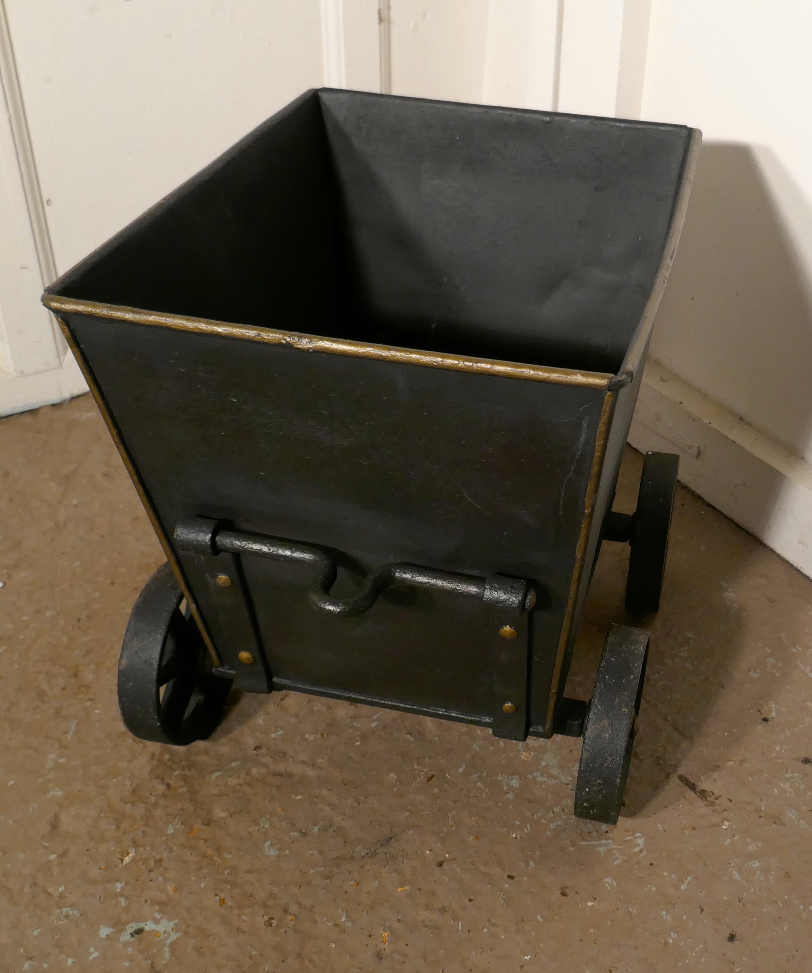 Fer Chariot à charbon fabriqué par un petit forgeron, scuttle à charbon    en vente
